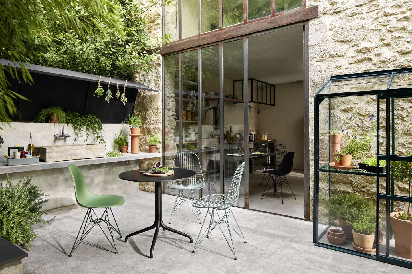 Eames Plastic Side Chair DSR Chaise Monotone Vitra