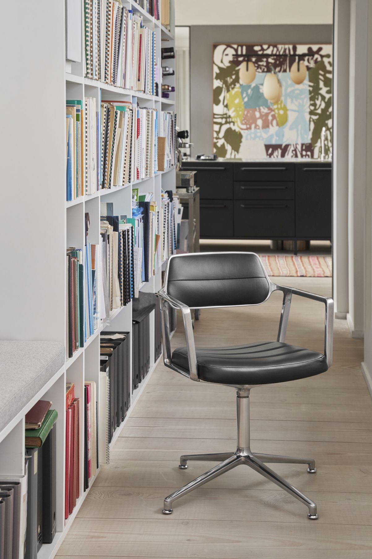 Fauteuil pivotant Vipp 453 / Vipp453, revêtement textile sable foncé, structure en aluminium poli avec roulettes. Vipp OFFREN SPECIALE