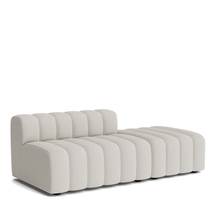 Studio Outdoor Modulsofa von Norr11 in Whisper: Großes, beiges Lounge Sofa für den Außenbereich.