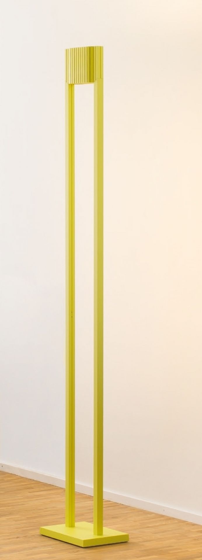 Gelbe Unic LED Stehleuchte von Steve Lechot Luminaires, moderne Bodenleuchte mit minimalistischem Design.