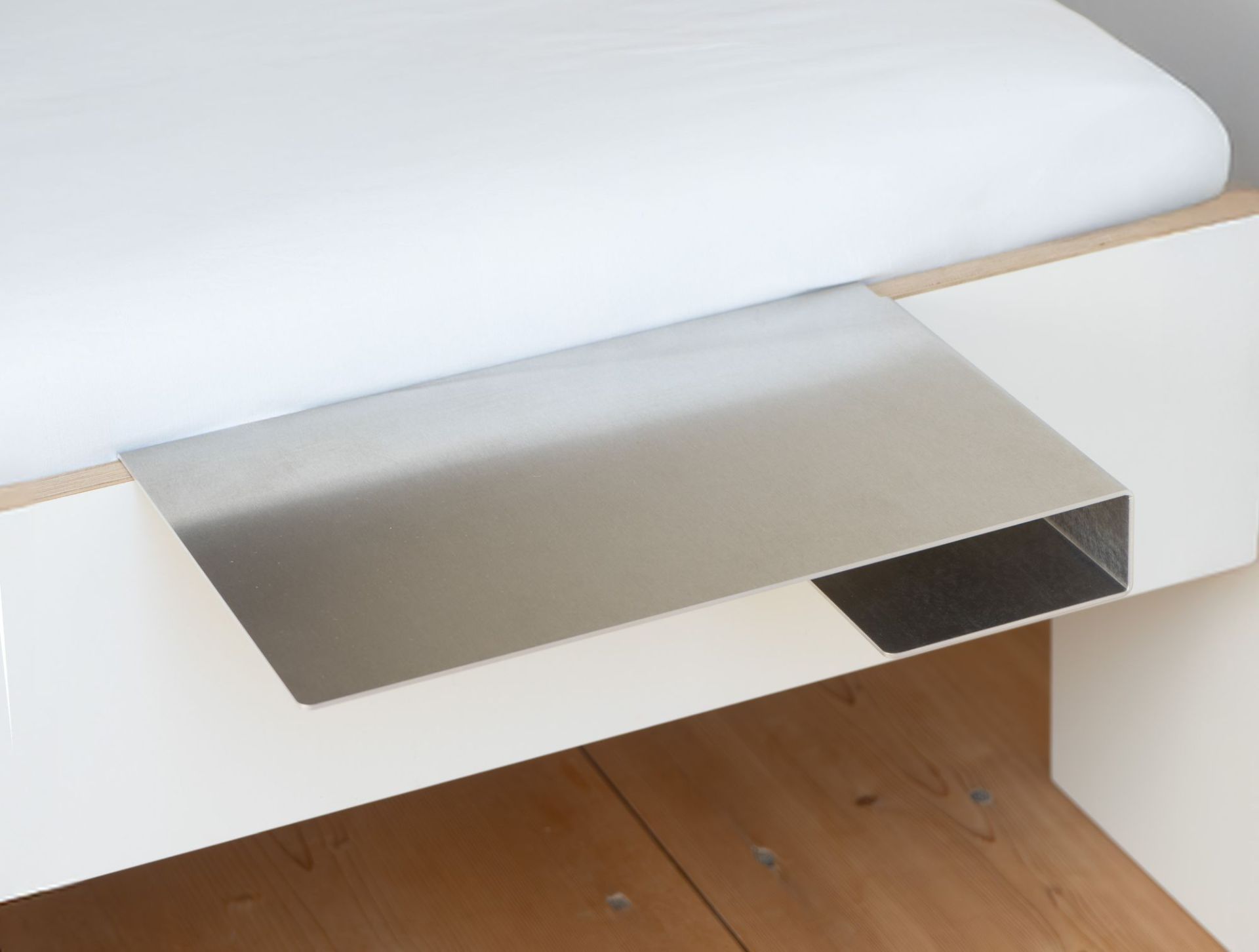 Bord de lit Facile Tablette latérale pour loir / voleur de jours Nils Holger Moormann