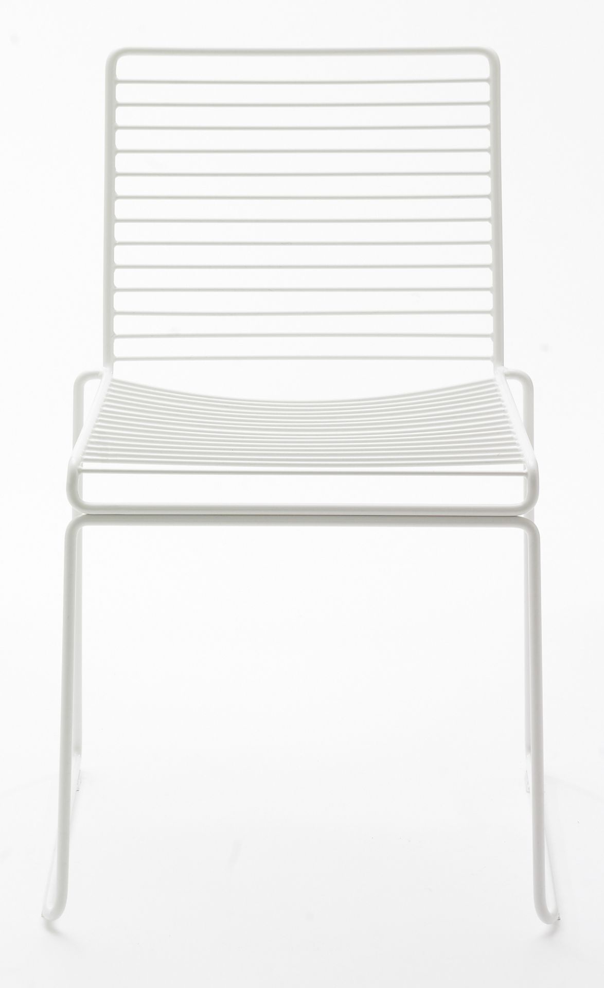Weißer Hee Dining Chair Stuhl von Hay, minimalistischer Design Stuhl aus pulverbeschichtetem Metall.