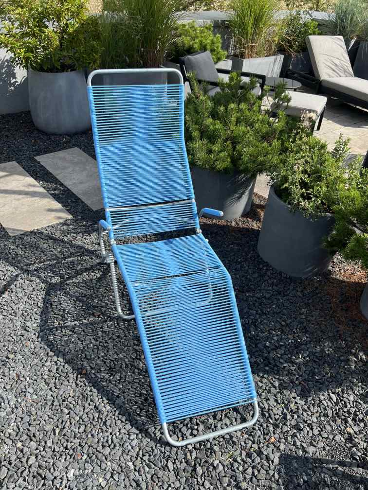Chaise longue Altorfer Outdoor bleu clair NCS S 1060 B Embru PIÈCE D'EXPOSITION