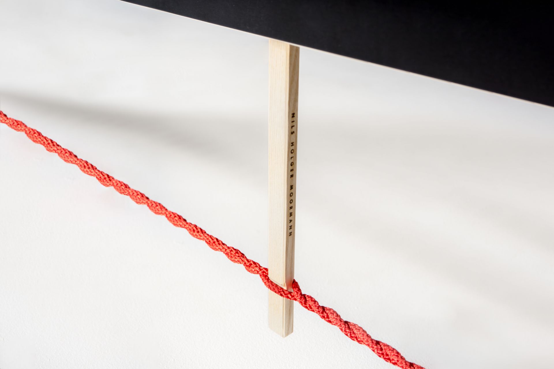 Langer Max Sitzbank 90 cm schwarz Seil rot Nils Holger Moormann