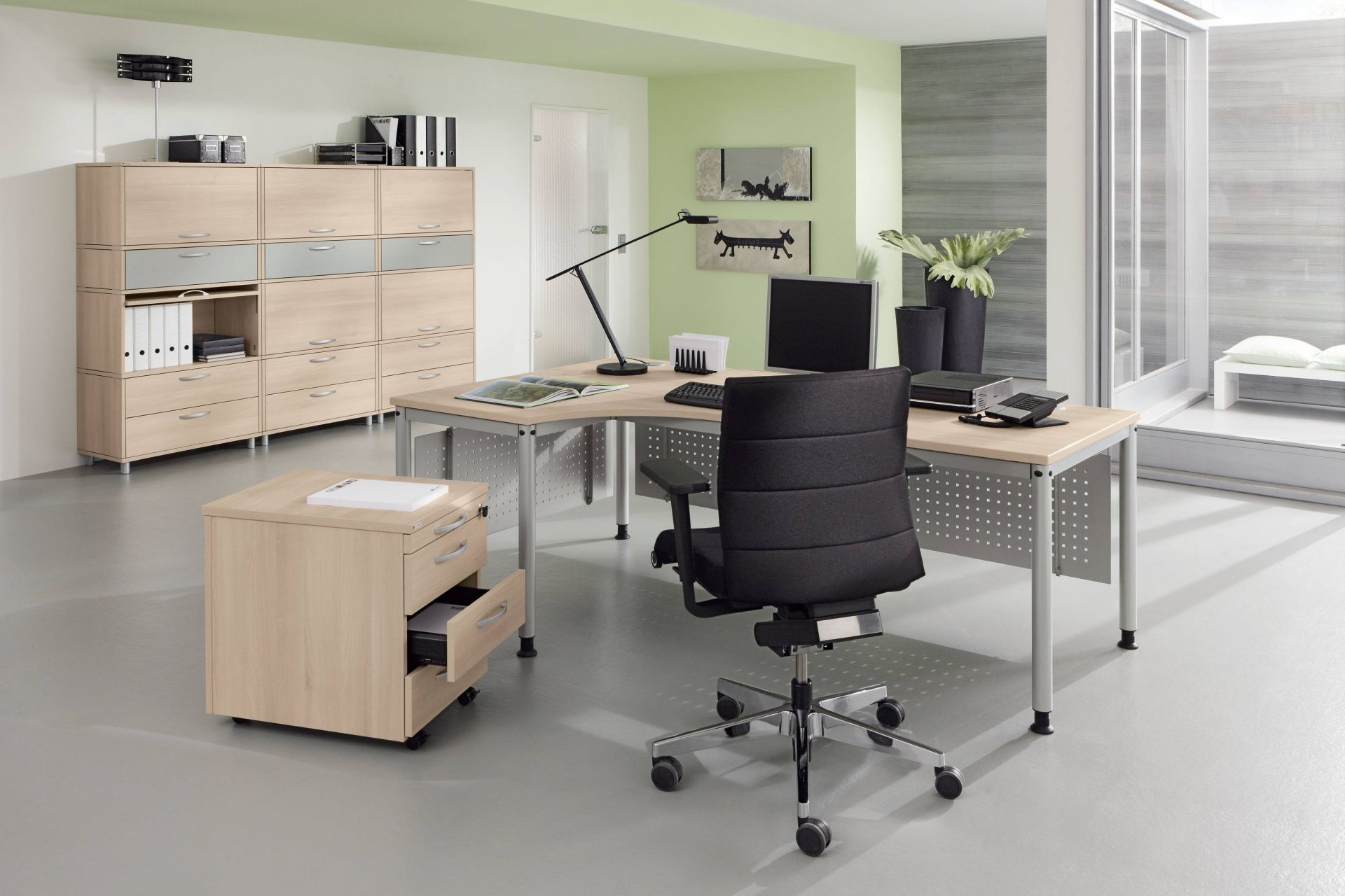 Büro mit Palmberg Schreibtisch, Büromöbeln und Bürostuhl. Konferenztisch in heller Holzoptik mit Rollcontainer.
