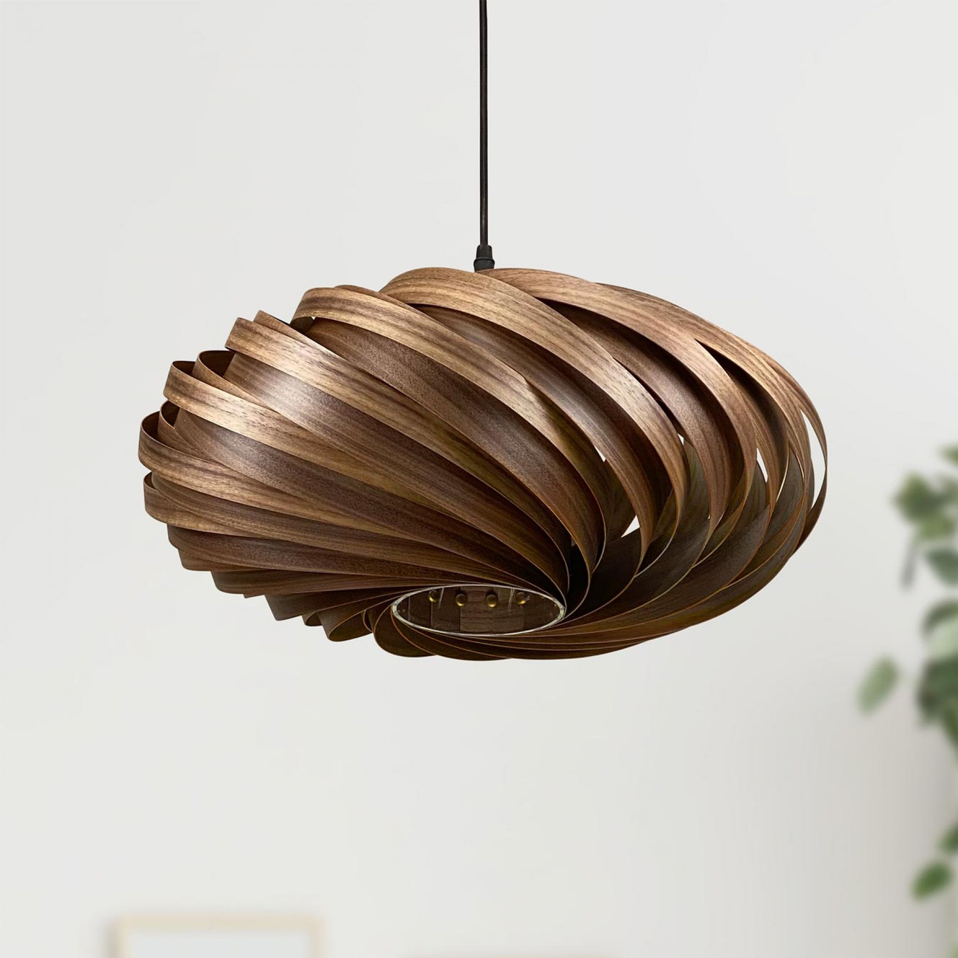 Veneria Hängeleuchte aus Nussbaumholz, moderne Holzlampe mit spiralförmigem Design für stilvolle Innenbeleuchtung.