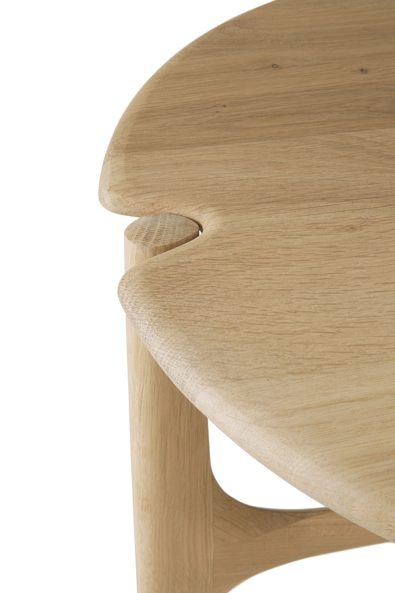 PI Table d'appoint ronde en chêne laqué Ethnicraft