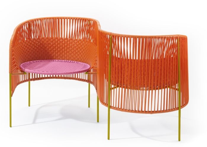 Caribe Vis a Vis Bank: Orange Outdoor Bank mit rosa Sitzfläche und gelben Beinen.