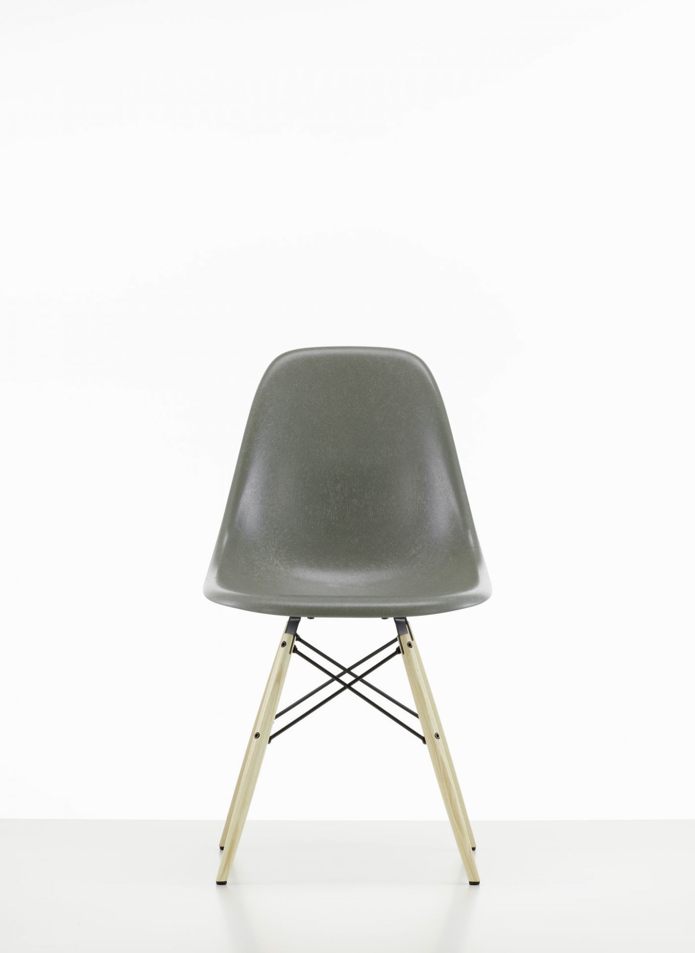 Eames en fibre de verre Chair DSW Chaise Vitra Couleurs 2019 Couleur miel cendre - Navy blue