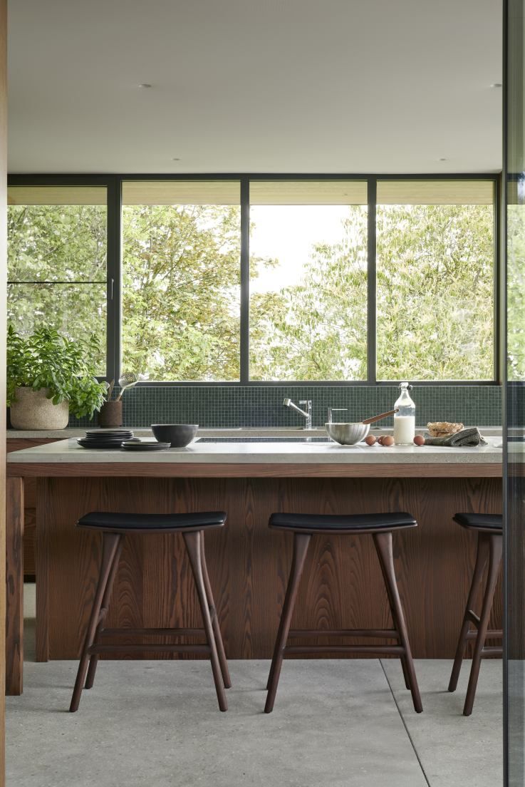 Osso Counter Stool Tabouret de bar avec coussin d'assise en cuir noir Ethnicraft 