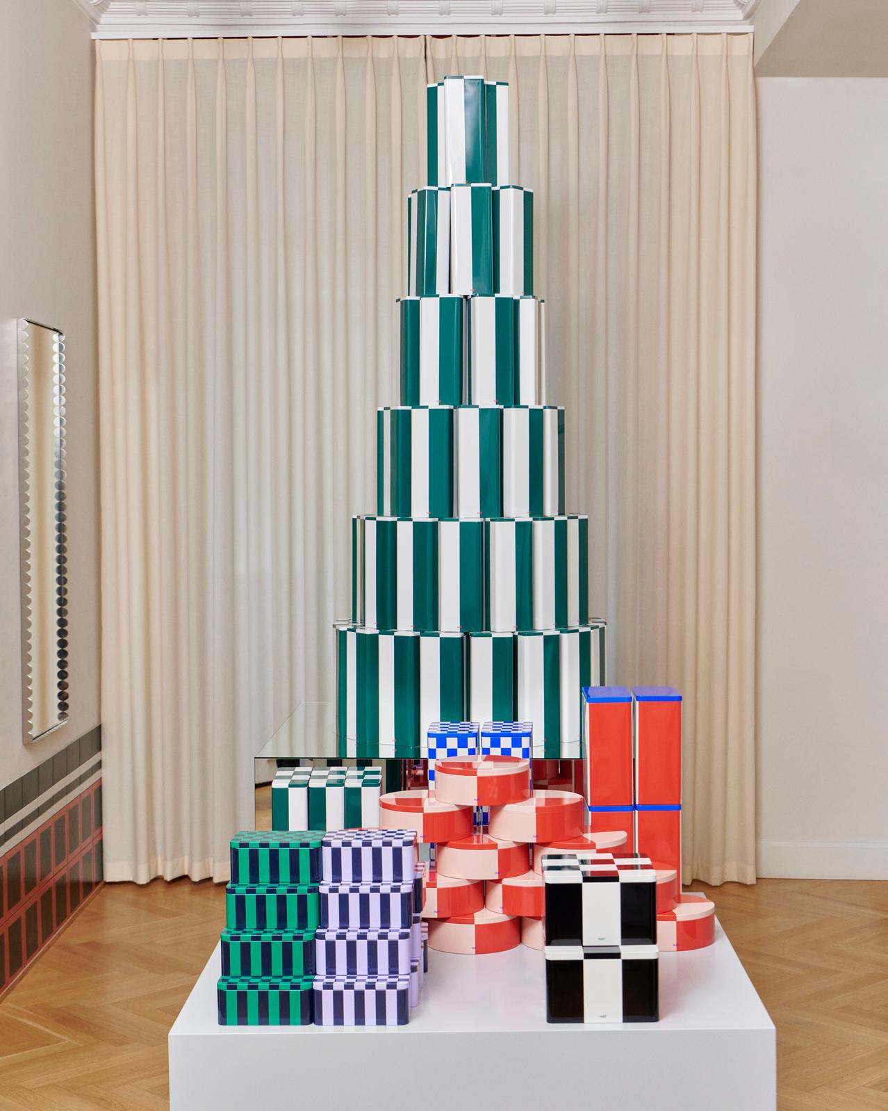 Grande boîte de rangement pour foin en fer blanc cassé et rouge.