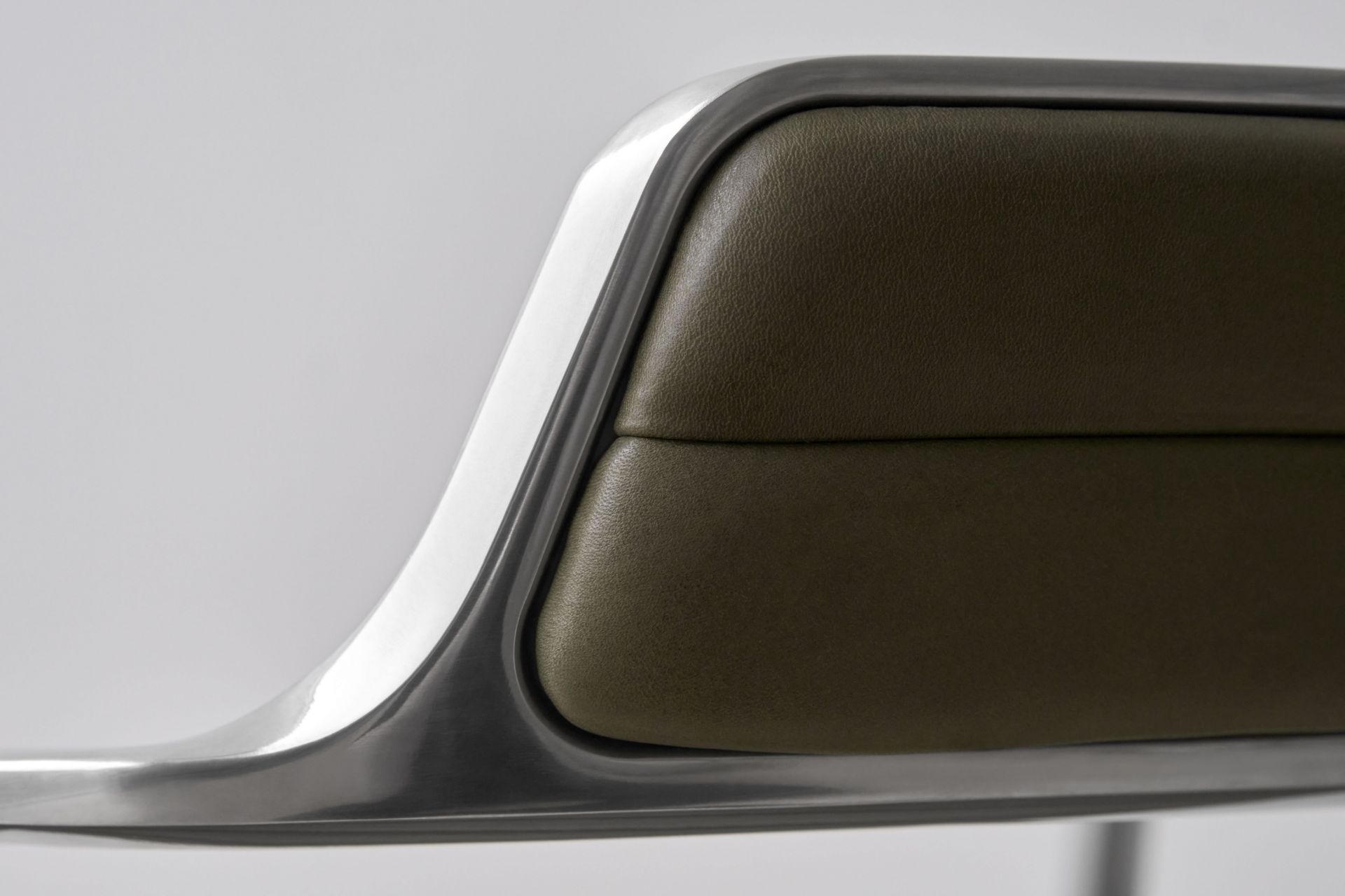 VIPP452 Swivel Chaise avec patins cuir vert Vipp VIPP452 Swivel Chaise avec patins cuir vert Vipp