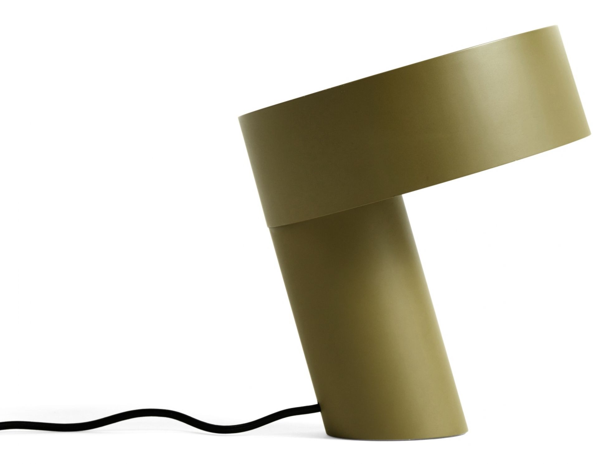 Khaki Slant Tischleuchte von Hay: Moderne Schreibtischlampe mit geneigtem Lampenschirm für stilvolle Beleuchtung.
