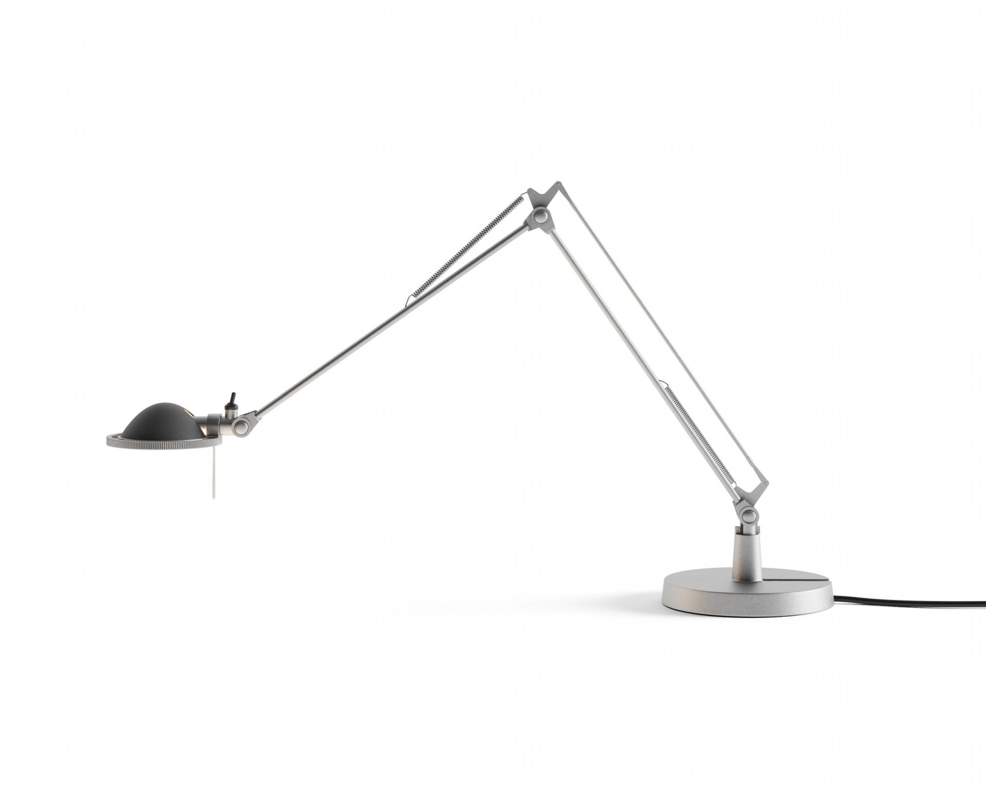 D12/5 Berenice Tischleuchte von Luceplan mit schwarzem Reflektor und silbernem Arm.