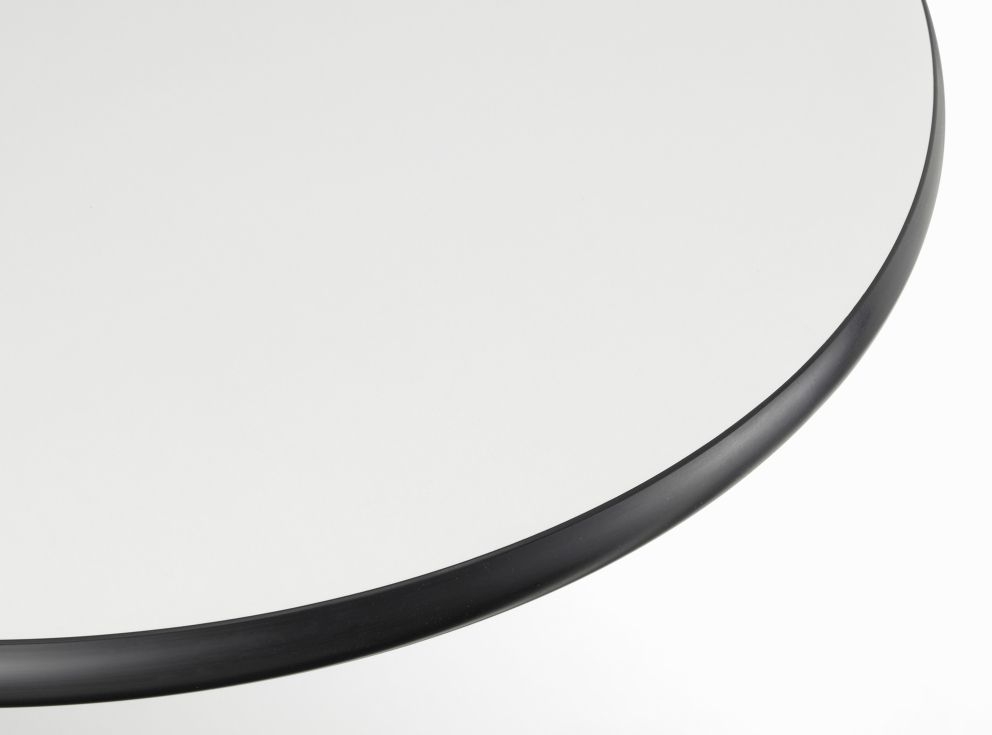 Eames Segmented Table Dining Table de salle à manger ronde HPL BLANC / EXTERNE POLI / PIED BASIC DARK VITRA EXEMPLE DE FEMME