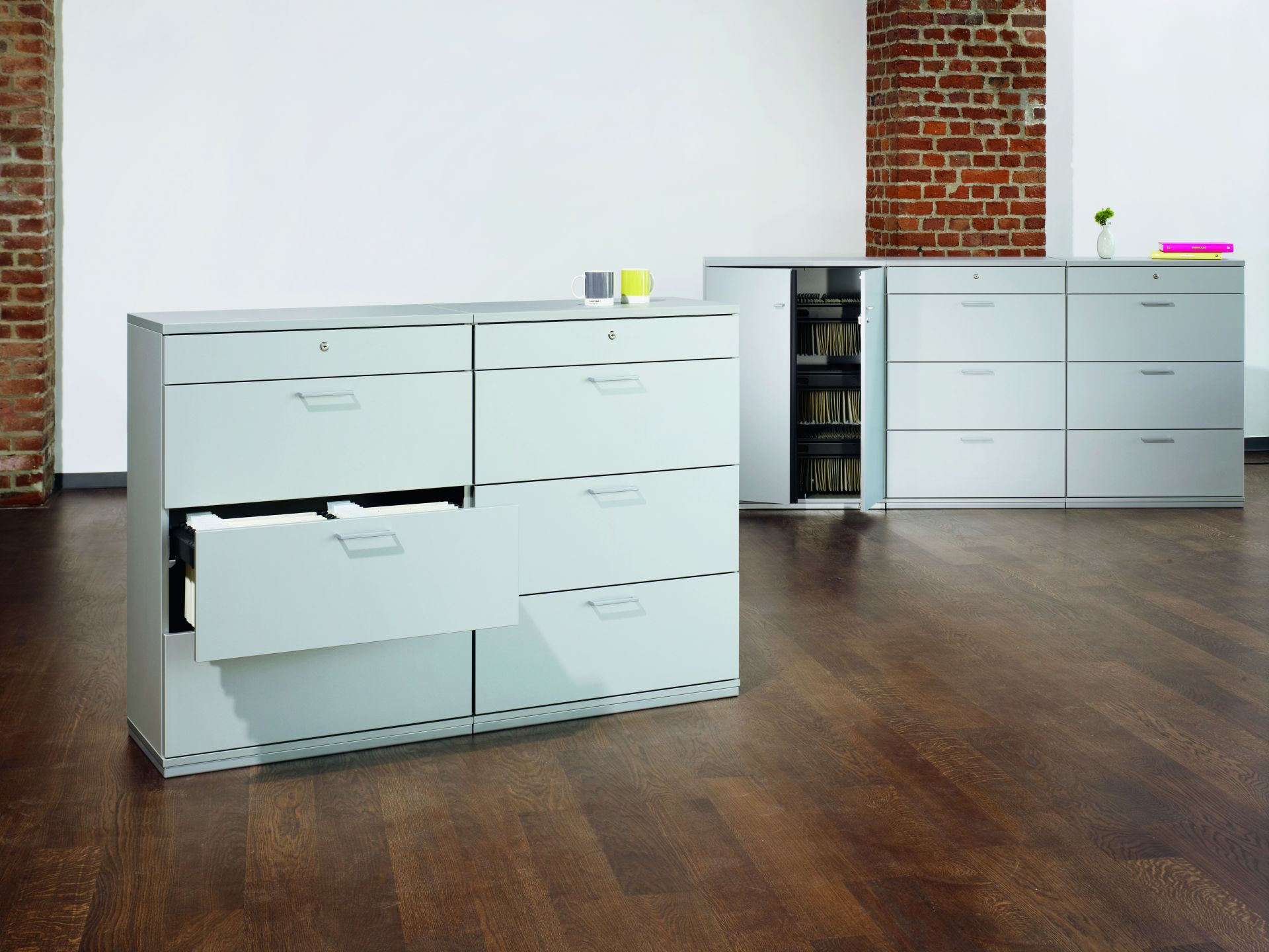 Acta Garderobenschrank von König+Neurath: Grauer Büroschrank mit Schubladen und Schließfächern für Büroorganisation und Aktenlagerung.