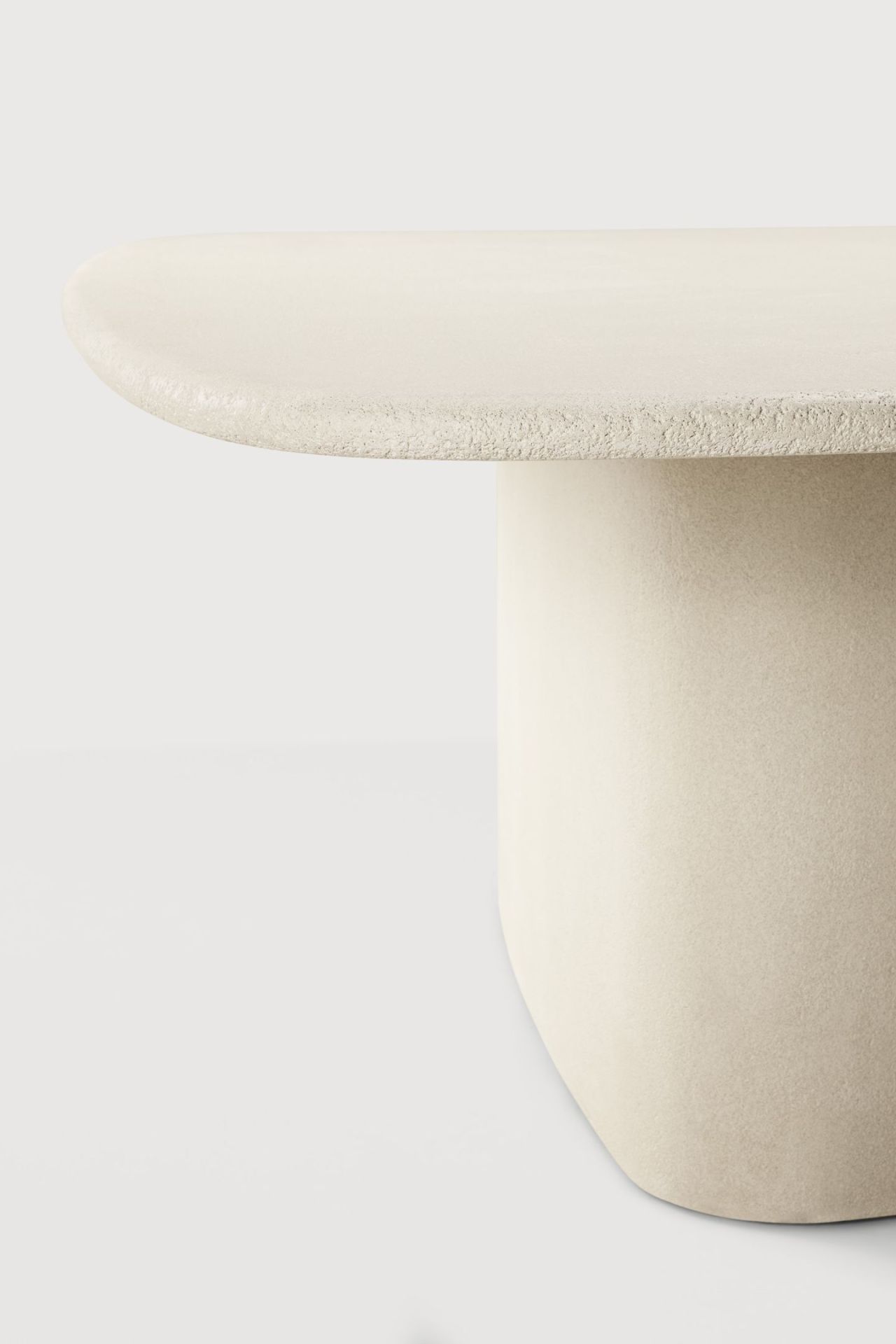 Elements Table à manger en forme de galet Ethnicraft