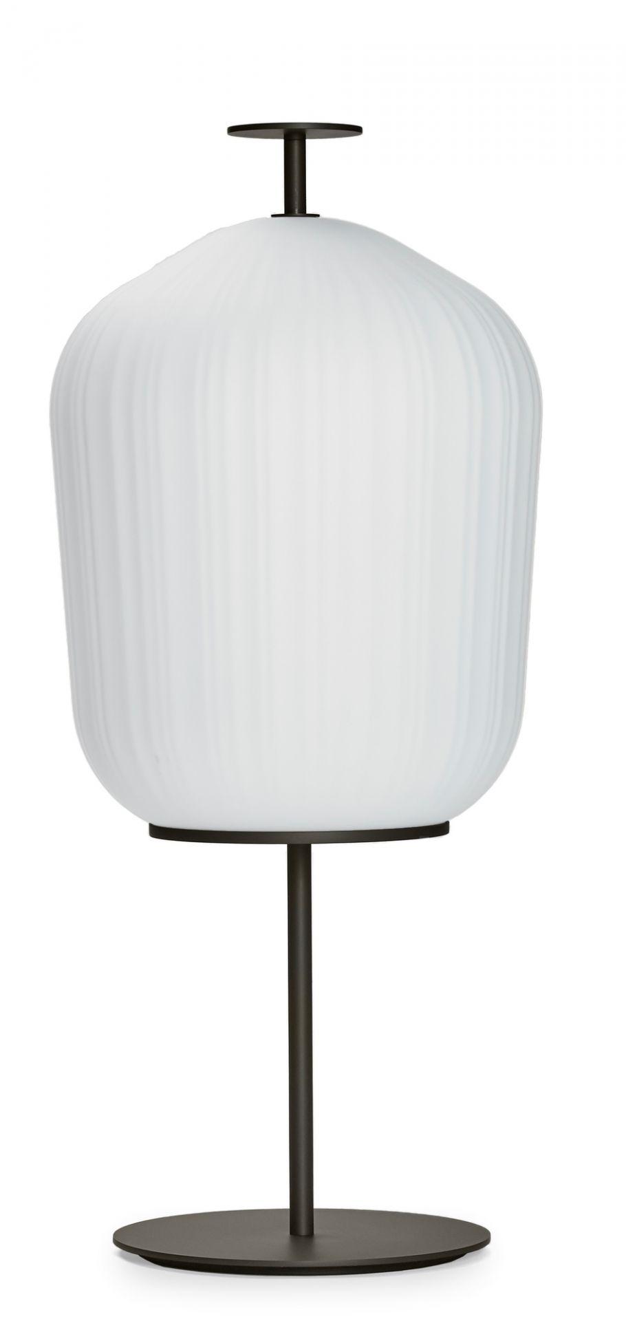 ClassiCon Plissée Stehleuchte in Bronze: Moderne Bodenleuchte mit plissiertem, weißem Lampenschirm.