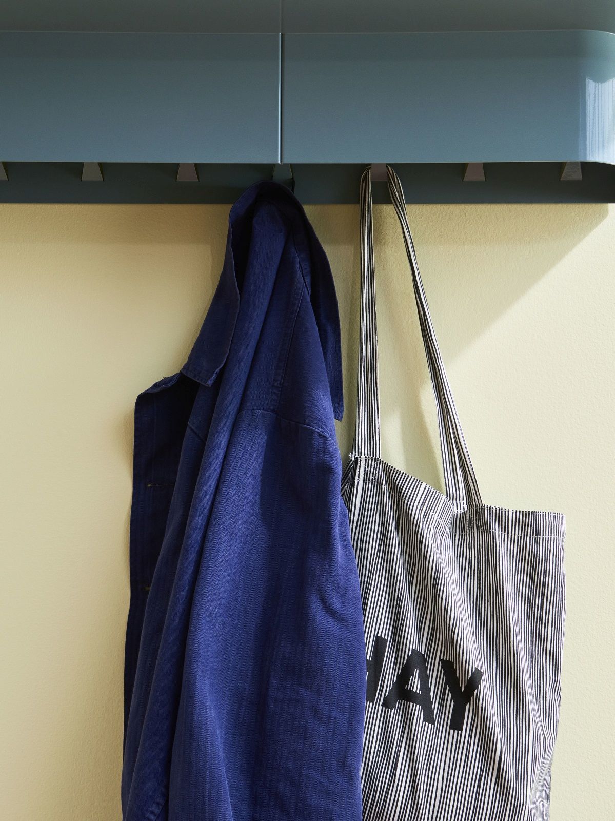 Corps Shelf Small 4 hooks Étagère murale Hay