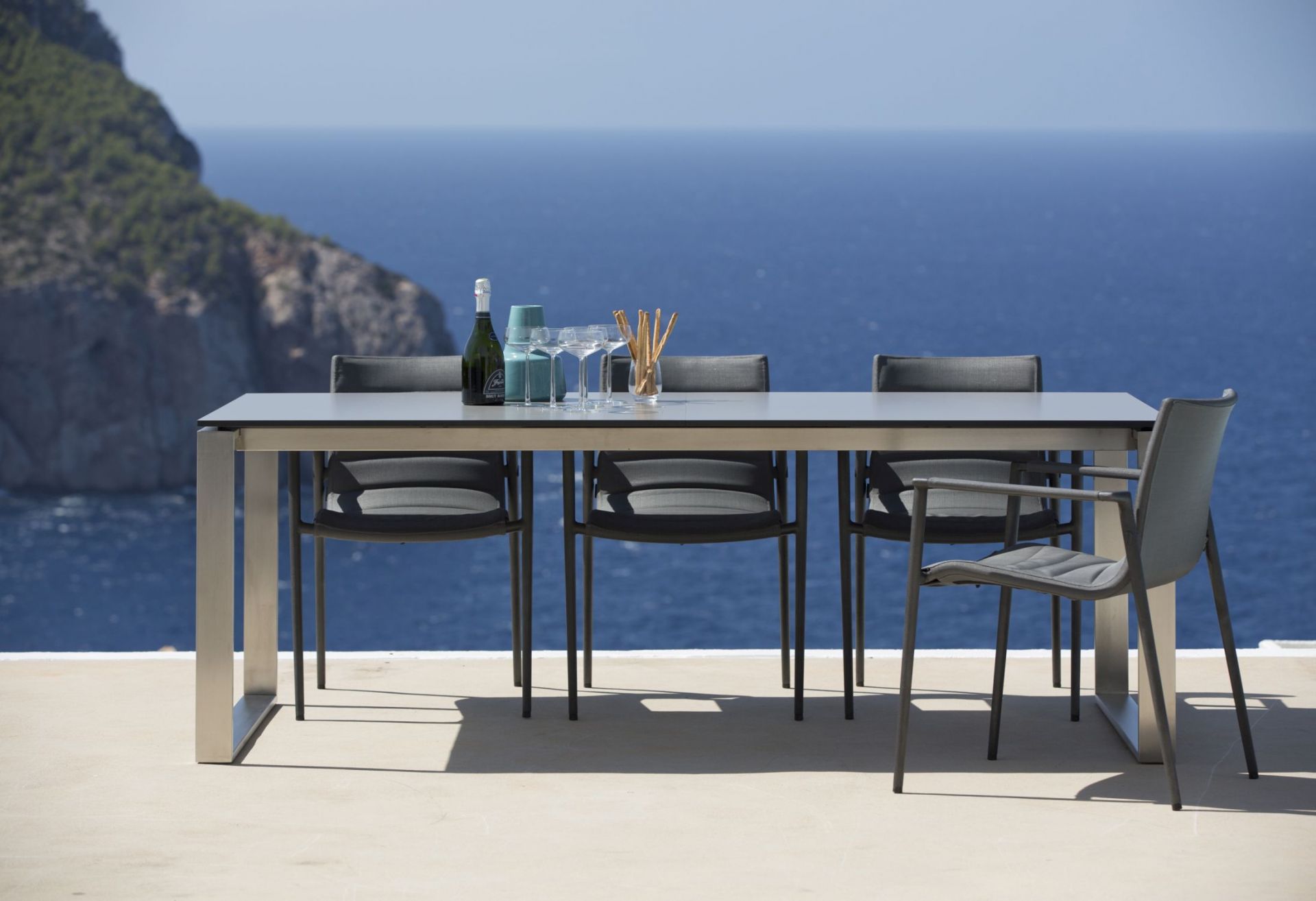 Core Outdoor Chaise AirTouch avec accoudoirs Taupe Cane-Line