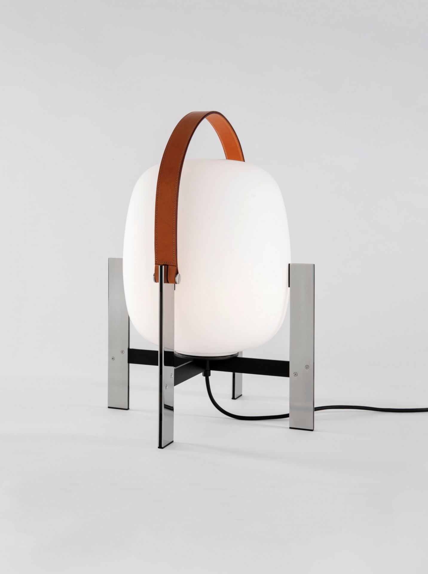 Cesta Metálica lampe de table avec poignée en cuir Santa & Cole