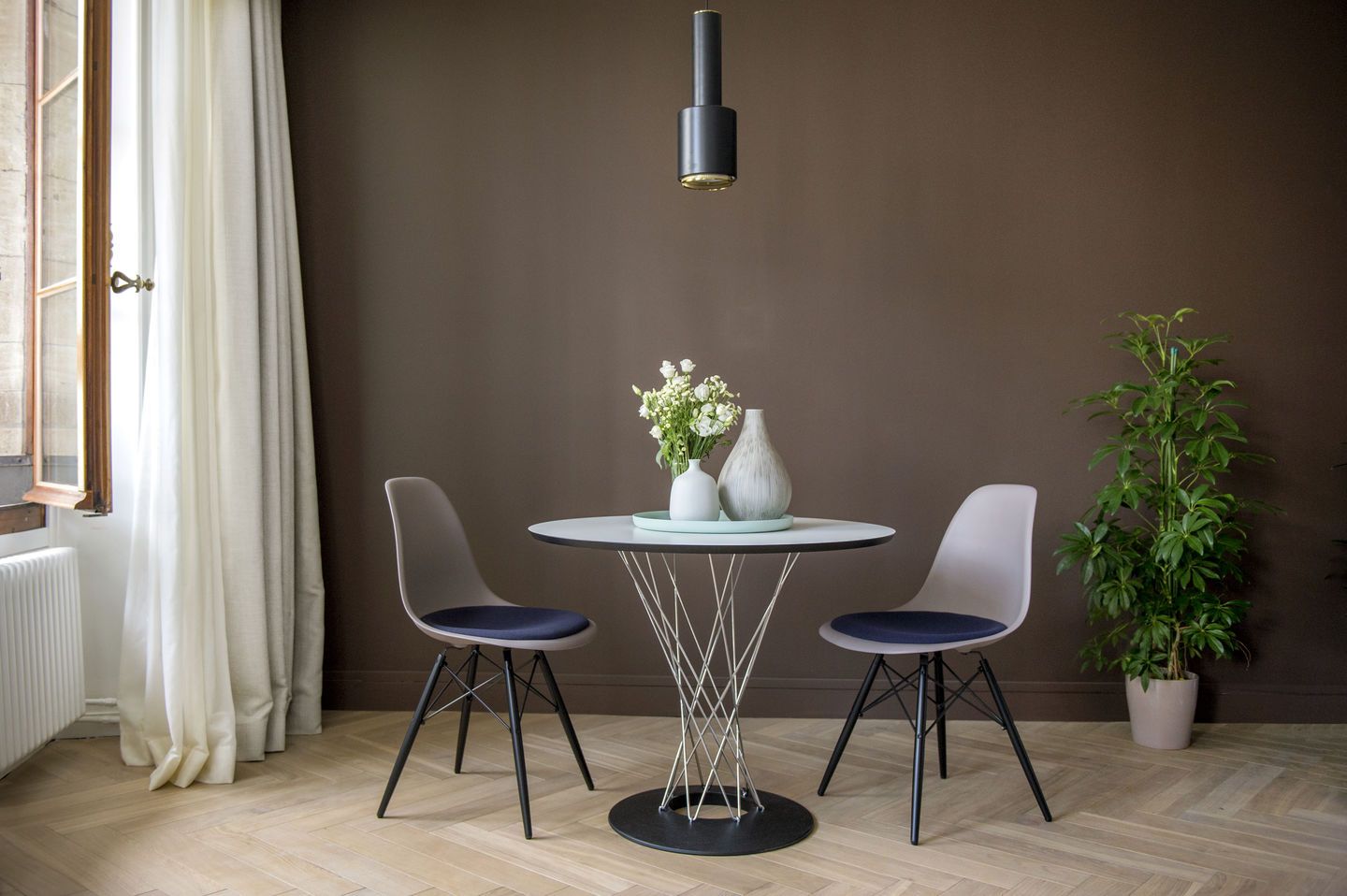 Eames Plastic Side Chair DSW chaise avec coussin d'assise Vitra