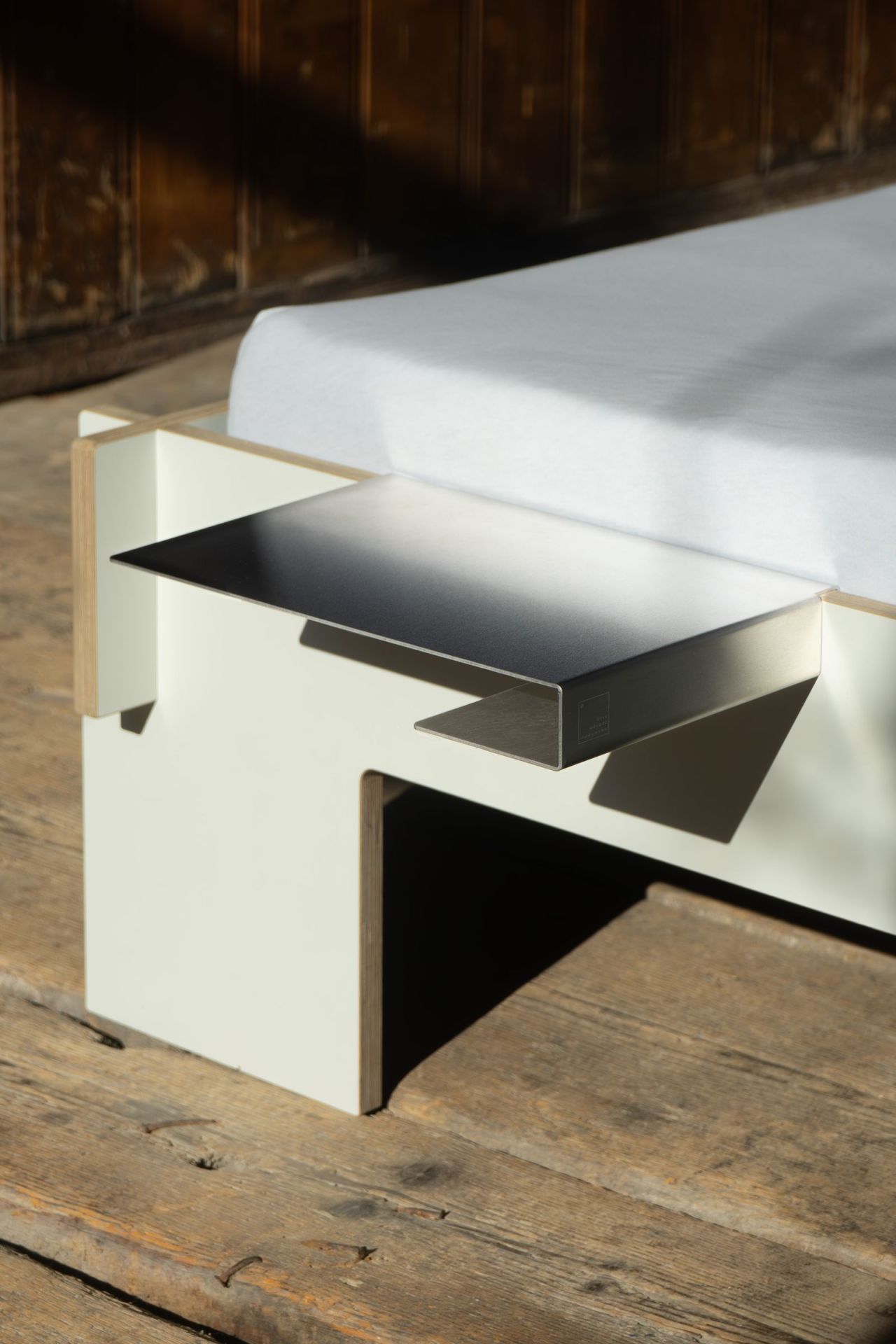 Bord de lit Facile Tablette latérale pour loir / voleur de jours Nils Holger Moormann