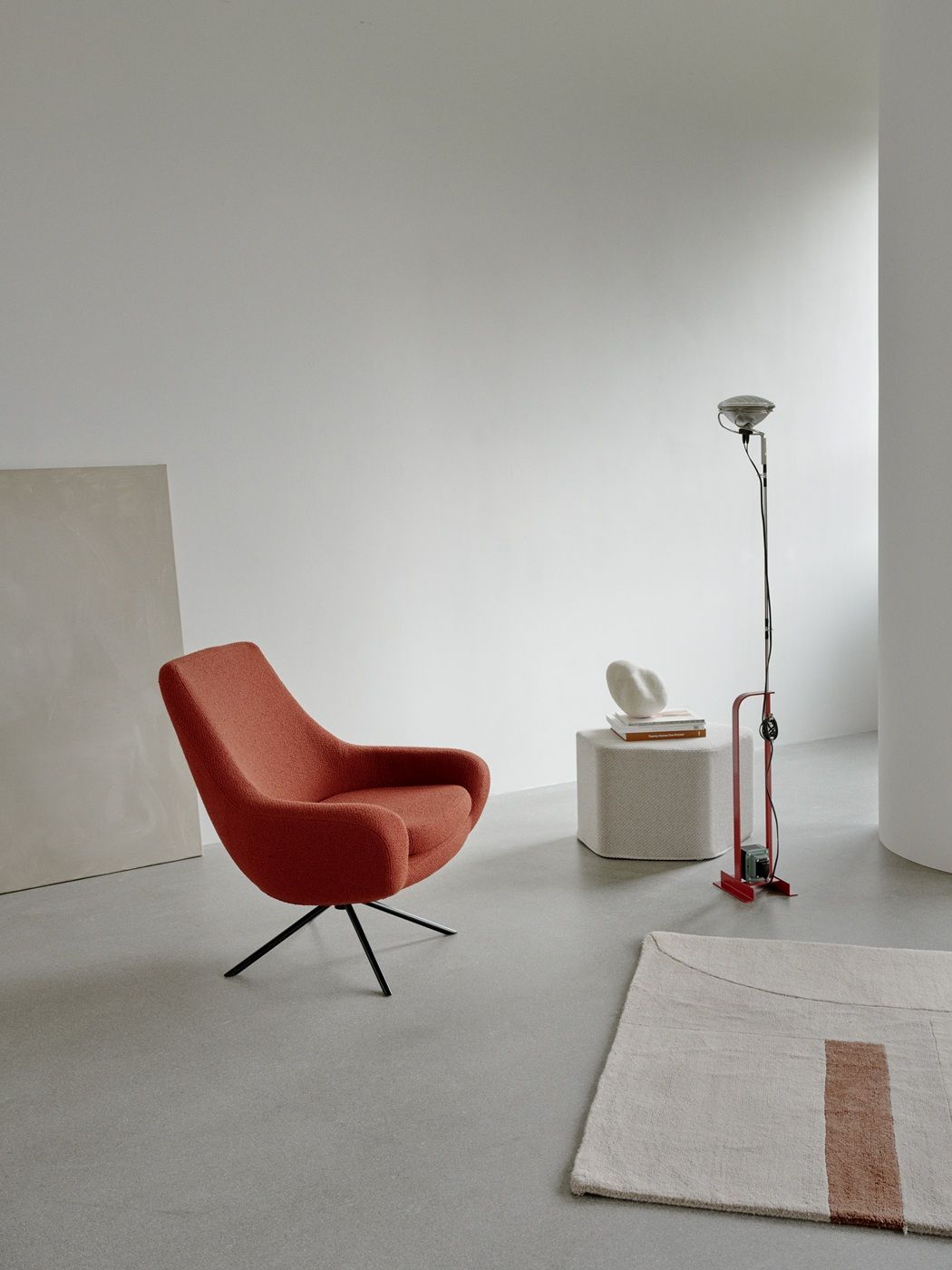 NOOMI Swivel Lounge Chair Chaise pivotante Softline