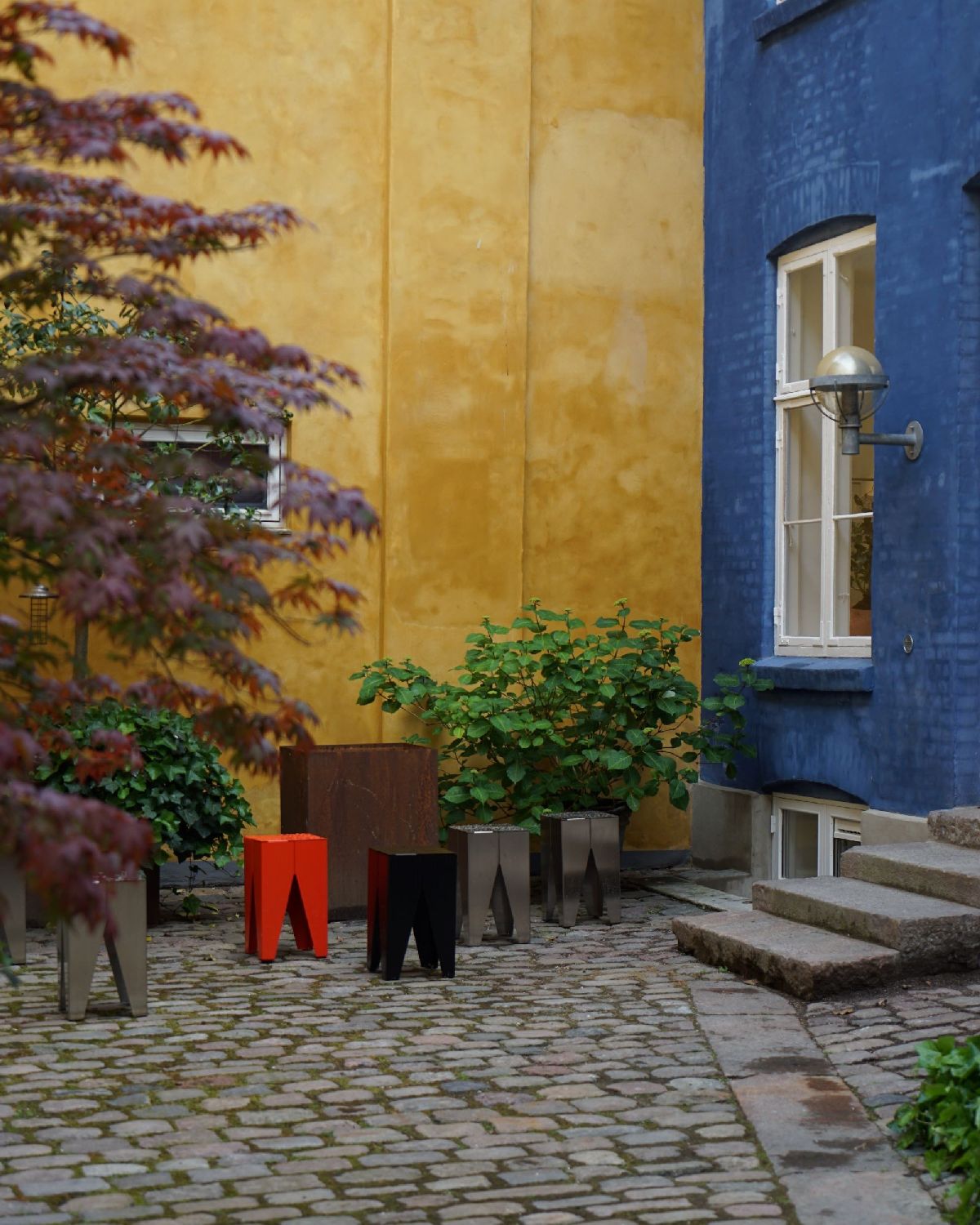 Tabouret/petite table « Backenzahn » en acier e15