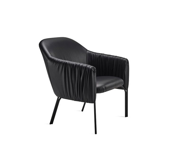 Schwarzer Celine Cocktail Chair Sessel der Freifrau Manufaktur mit gerafften Armlehnen und filigranem Gestell.