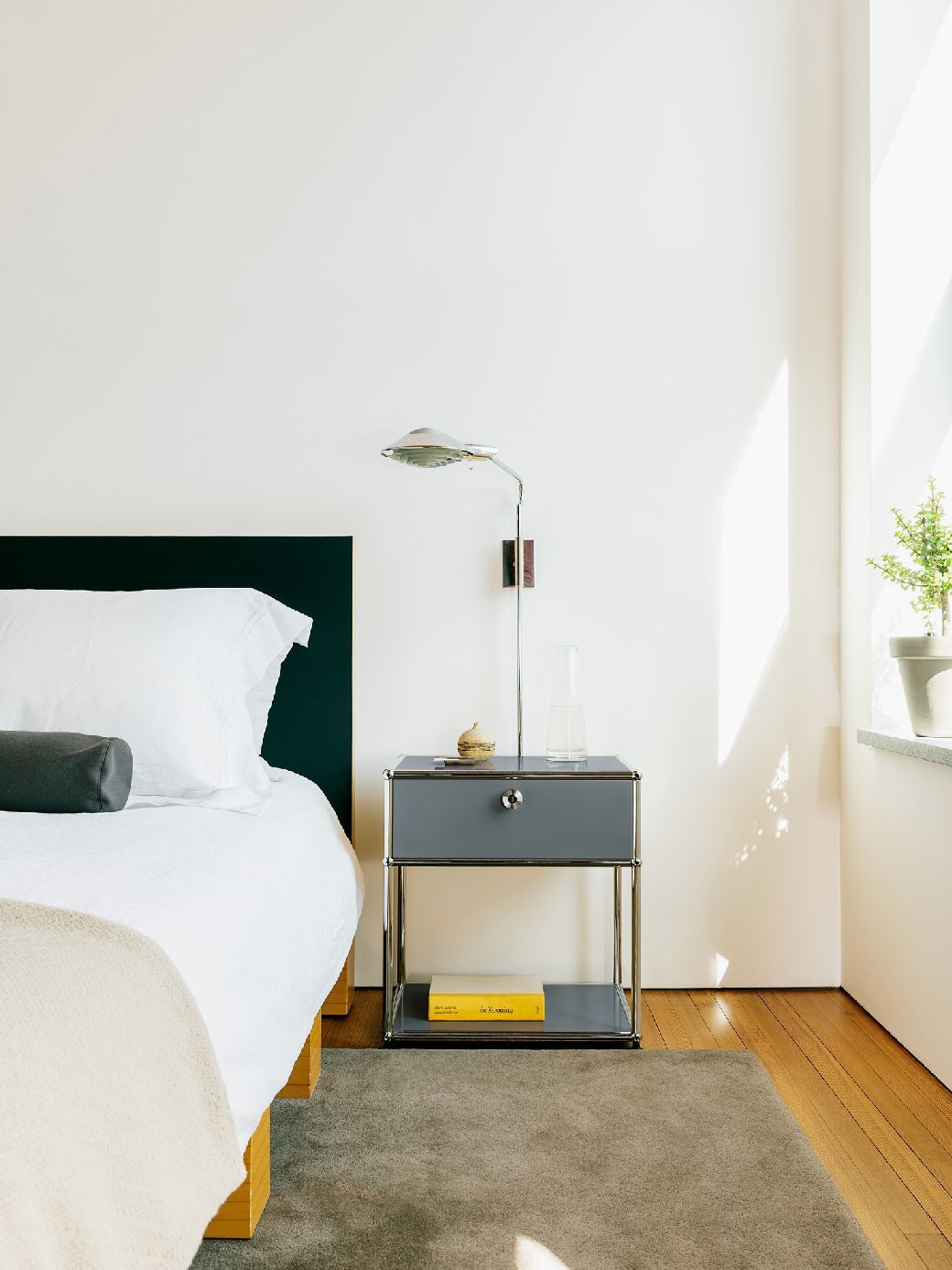 USM Haller Table de chevet avec compartiment ouvert M54 Blanc pur