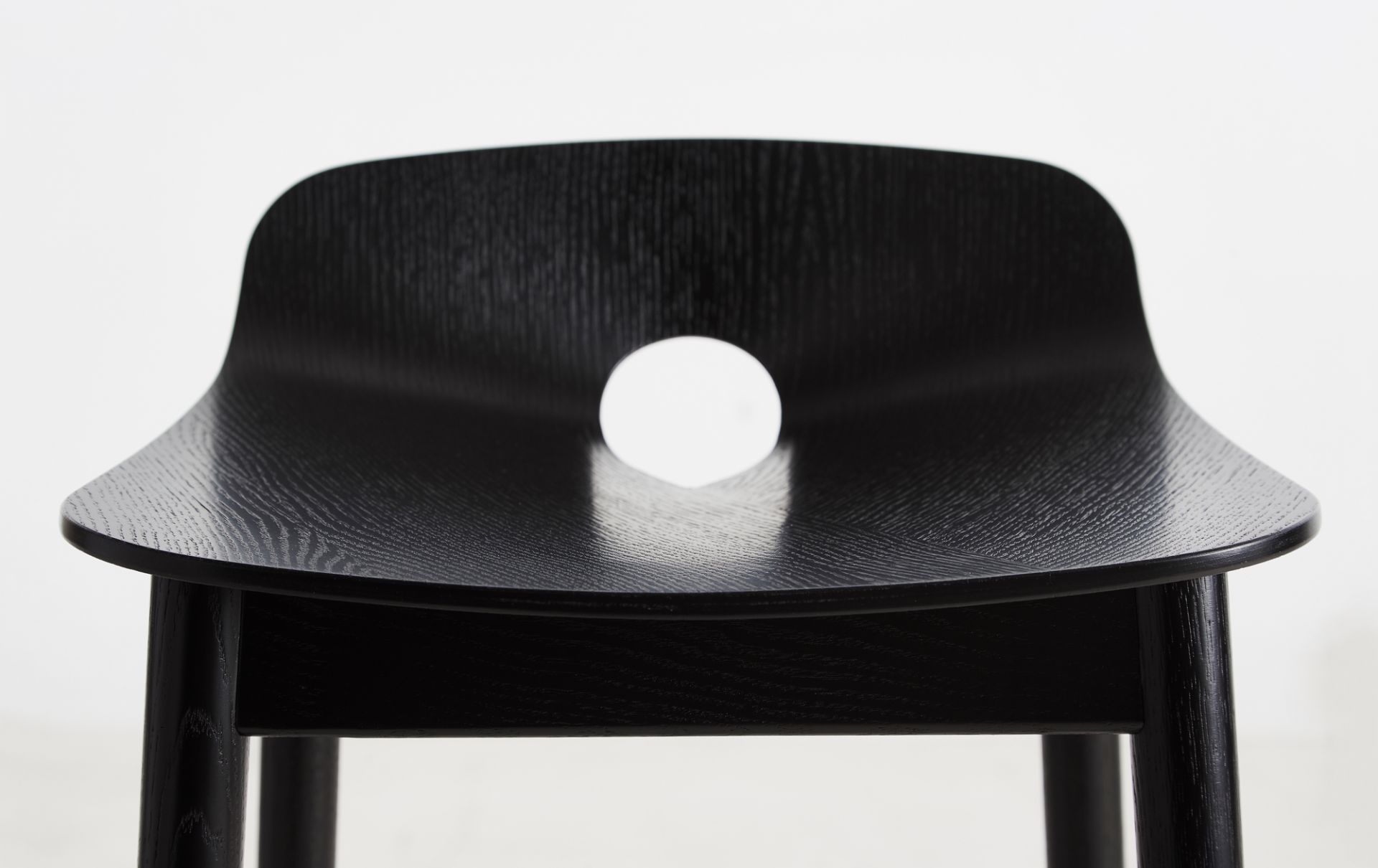 Mono Tabouret de Bar Cendre Laquée Noir Woud
