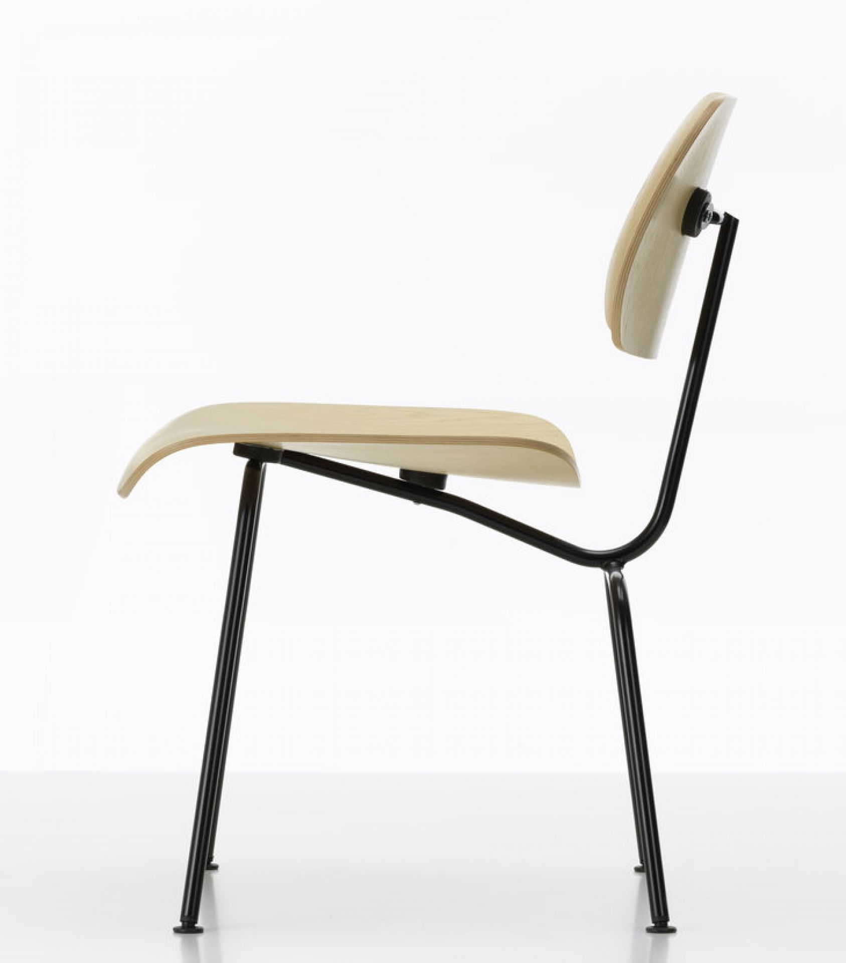 Plywood Group DCM Chaise Vitra