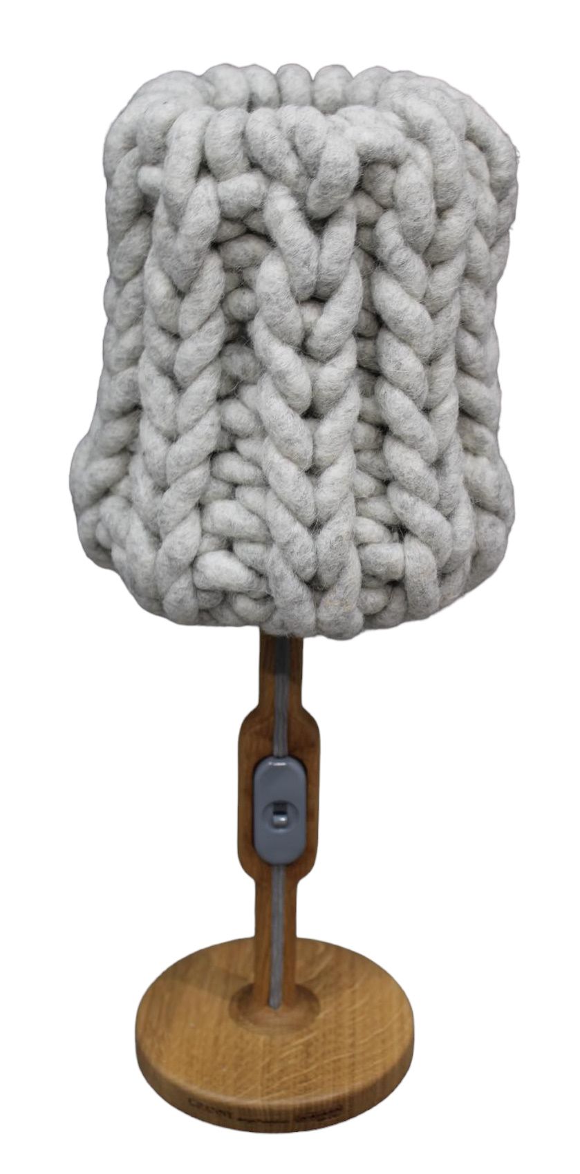 Graue Granny Tischleuchte mit Strickmuster-Schirm und Holzfuß, modernes Design für Wohnzimmer und Schlafzimmer.