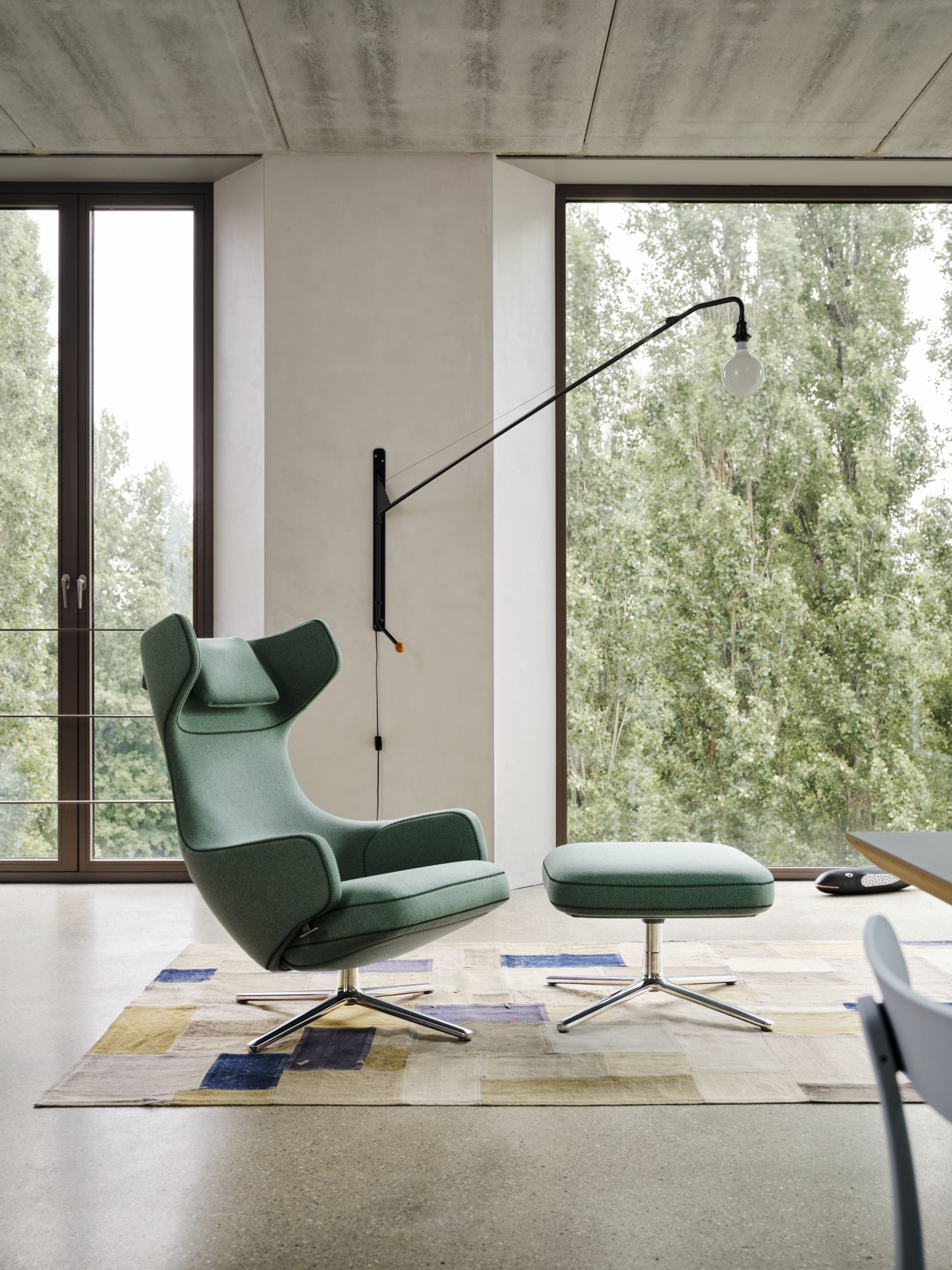 Fauteuil et repose-pieds Grand Repos combinaison préférée Vitra Cosy Kieselstein 40 cm
