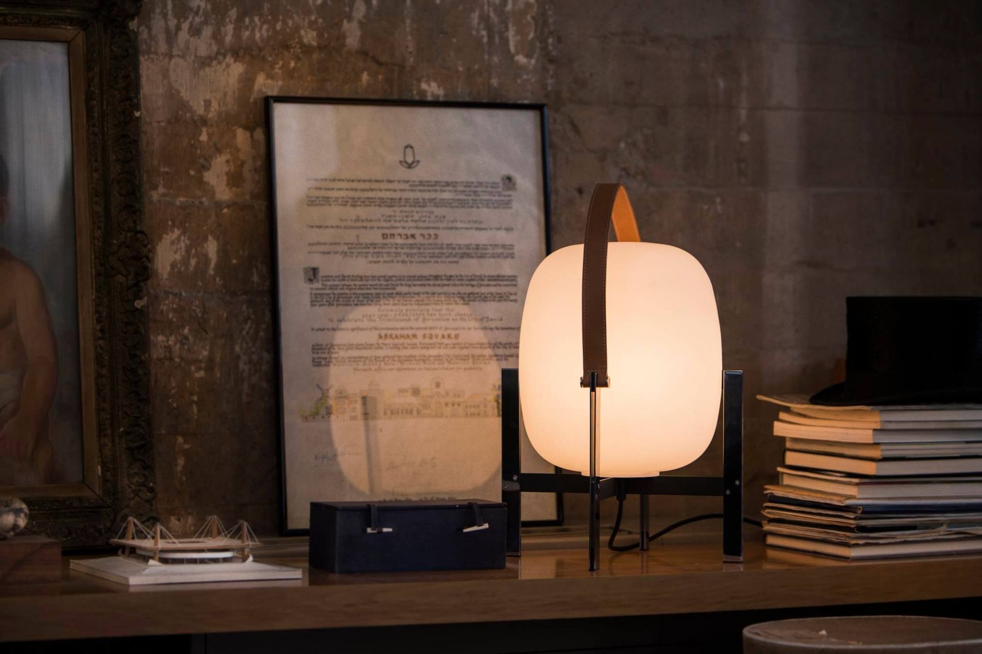 Cesta Metálica lampe de table avec poignée en cuir Santa & Cole