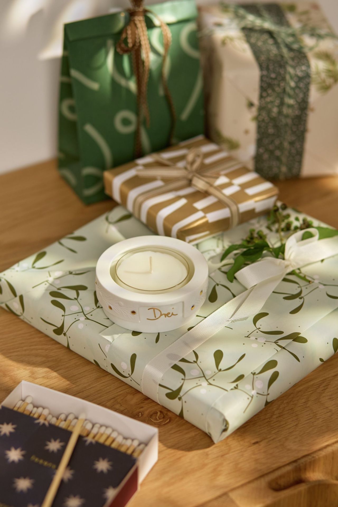 Petite bougie de l'Avent, branches de sapin, roues