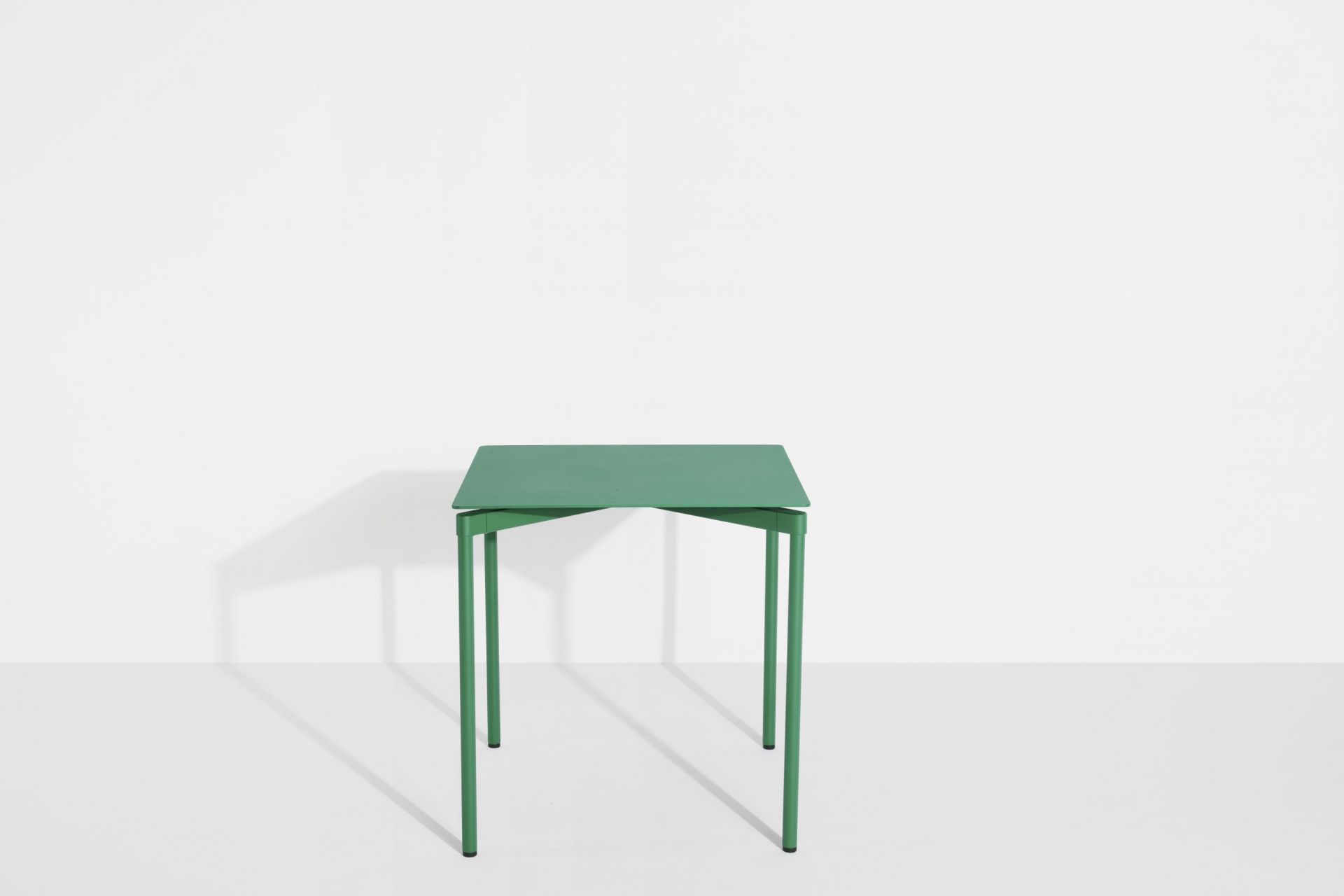 Quadratischer Fromme Dining Table Esstisch von Petite Friture in Mintgrün, minimalistisches Design für Esszimmer und Küche.