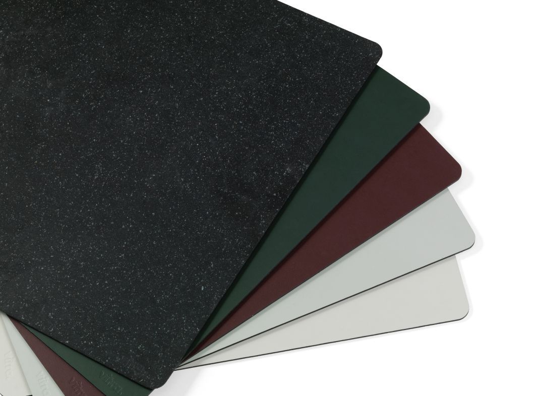 Repad Schreibtischunterlage von Vitra in verschiedenen Farben: Schwarz, Grün, Rot und Weiß. Bürozubehör für den Schreibtisch.