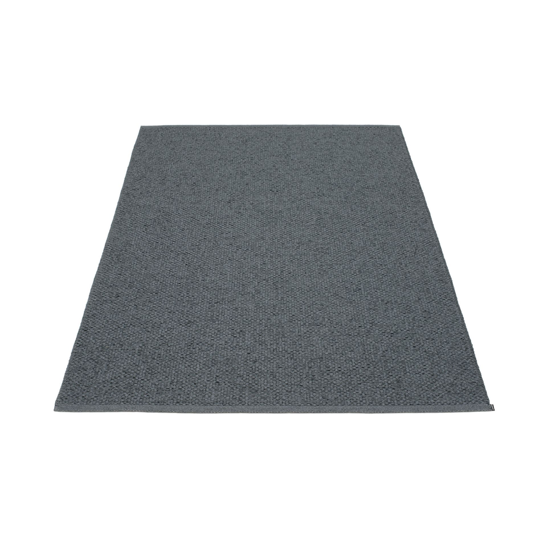 Svea Kunststoffteppich in Granit, 140x220 cm. Detailaufnahme des robusten, grauen Teppichs für Innen- und Außenbereiche.