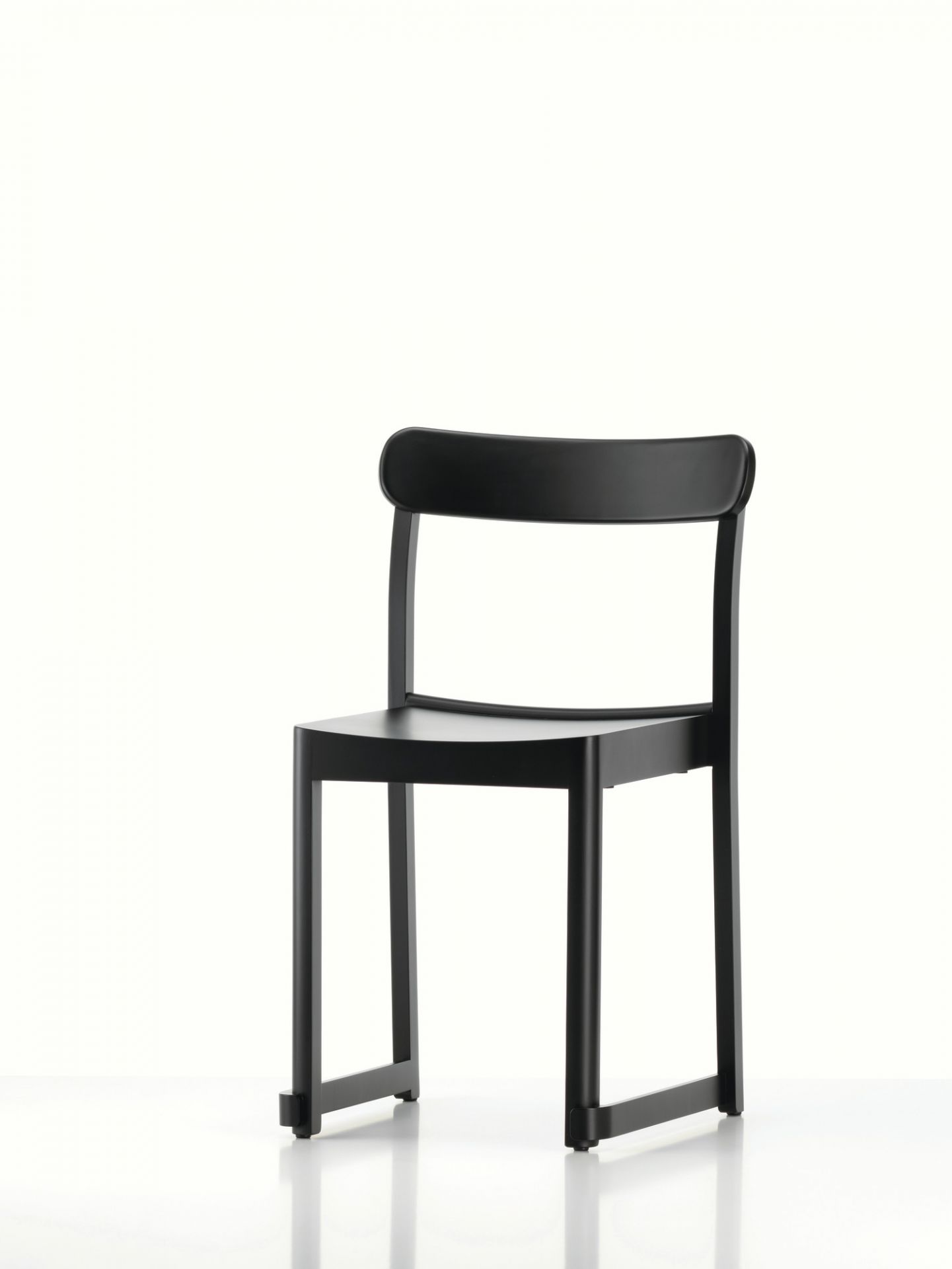 Atelier Chair Chaise Artek QUICK SHIP Hêtre noir laqué Schwarzer Atelier Chair Stuhl von Artek aus Buchenholz, lackiert, für Esszimmer und Büro.