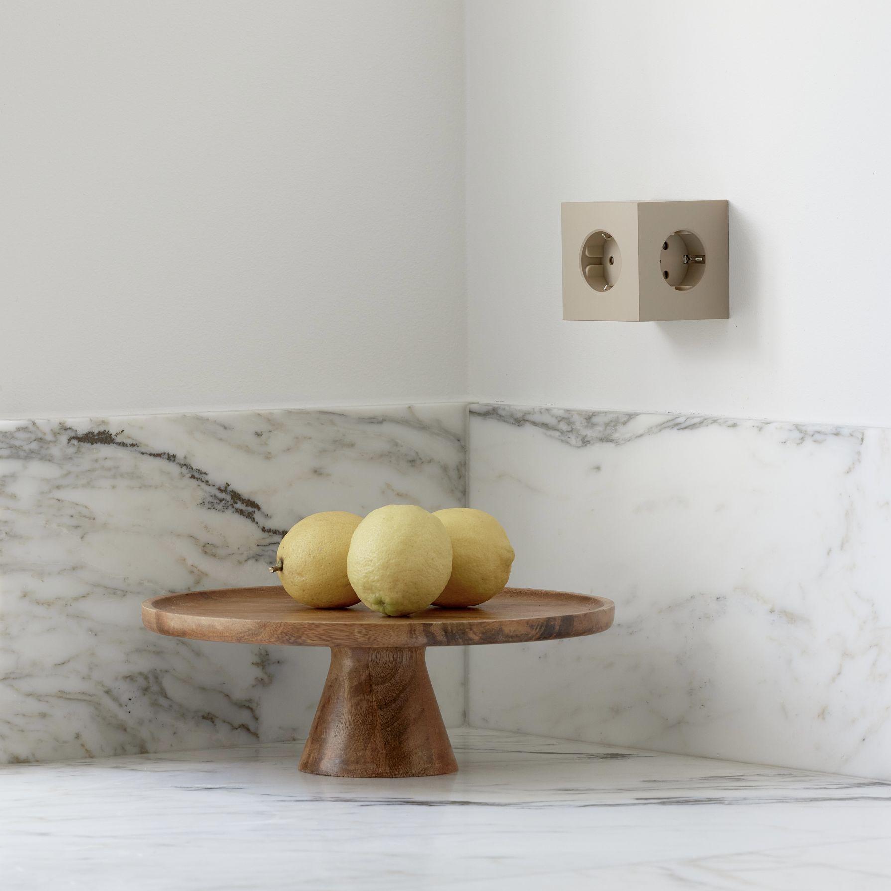 Square 2 - Avolt Cube de prises avec USB-C sand dfp Design 