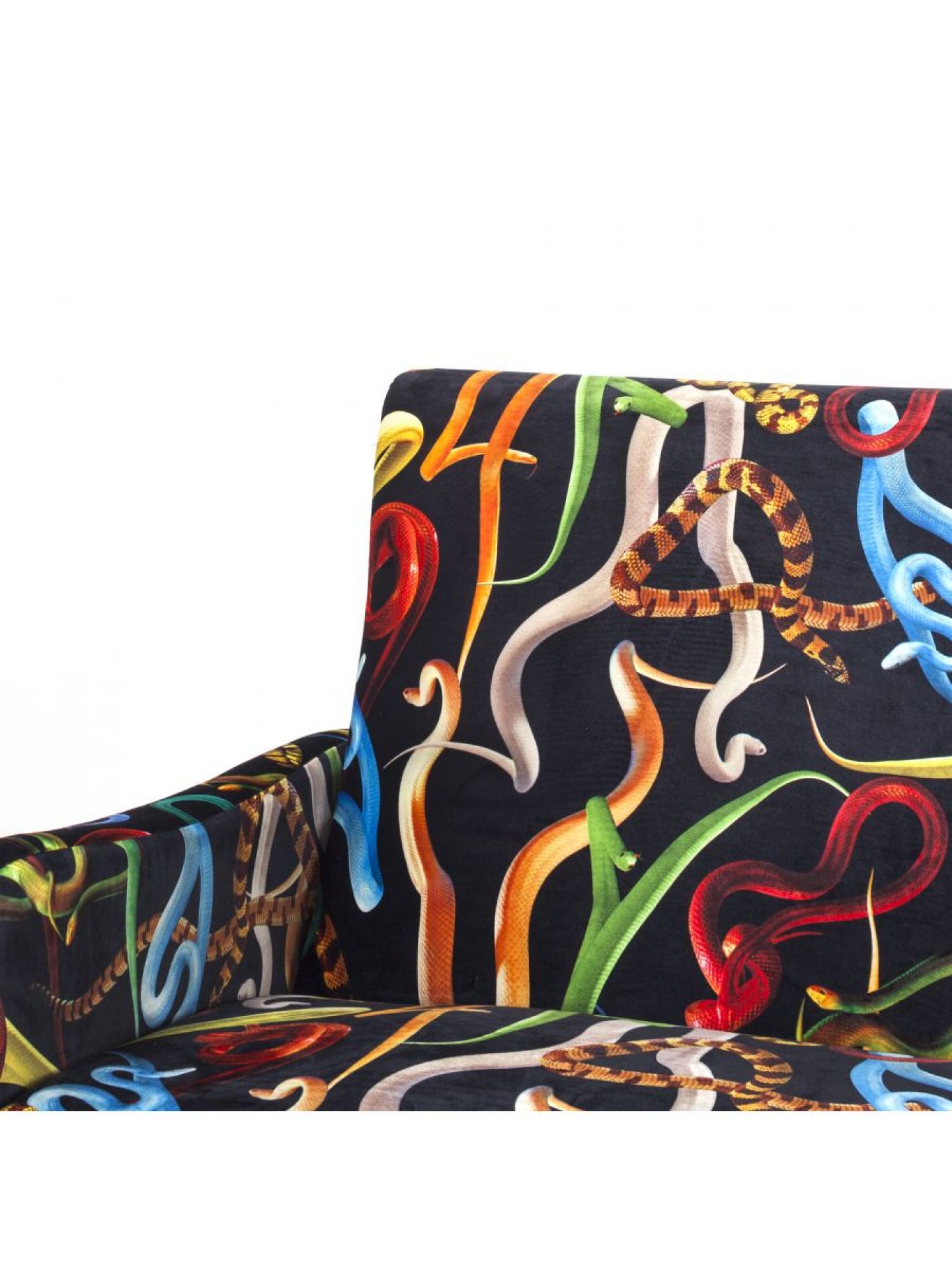Detailaufnahme des Toiletpaper 3-Sitzer Sofas Snakes von Seletti mit buntem Schlangenmuster auf schwarzem Samtbezug.
