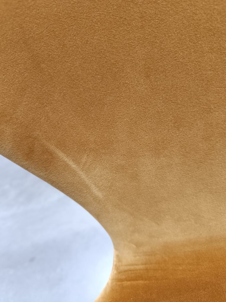 Series 7 3107 Velvet Chair Chaise entièrement rembourrée Velours Ochre/Chrome Fritz Hansen UNIQUE
