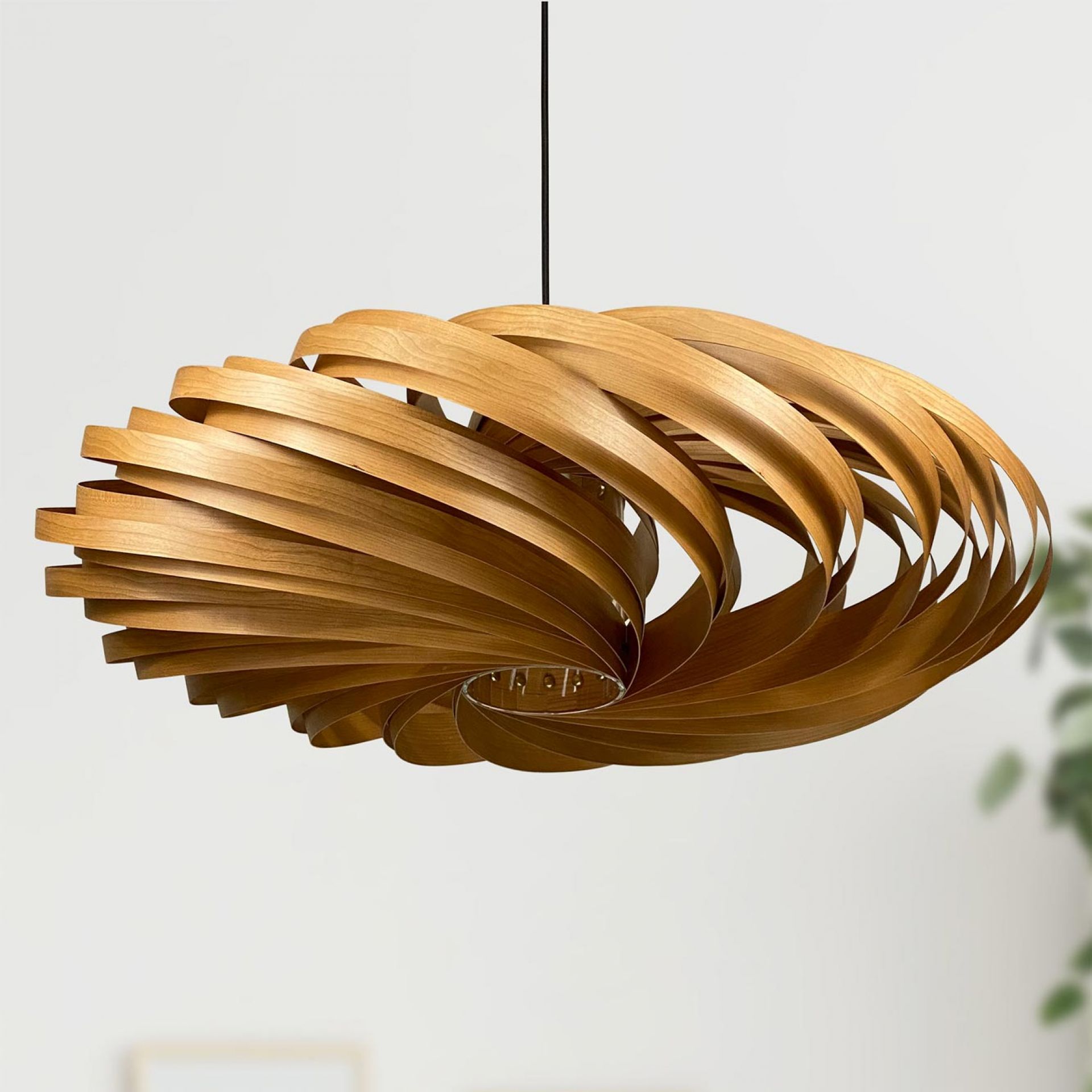 Veneria Hängeleuchte aus Kirschbaumholz, spiralförmiges Design, moderne Holzlampe für Wohnzimmer und Esszimmer.