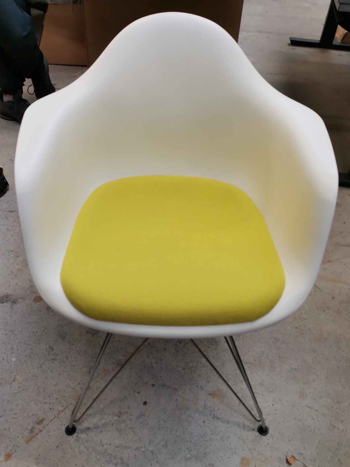 Eames Plastic Arm Chair DAR chaise avec coussin d'assise Vert / Jaune Vitra OBJECTS IMPARFAITS