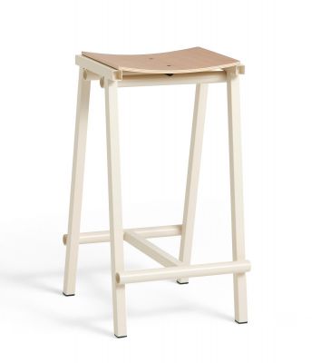 Taburete 8 Bar Stool Tabouret de bar Hay Heller Taburete 8 Barhocker von Hay mit Holz-Sitzfläche und Metallgestell im minimalistischen Design.
