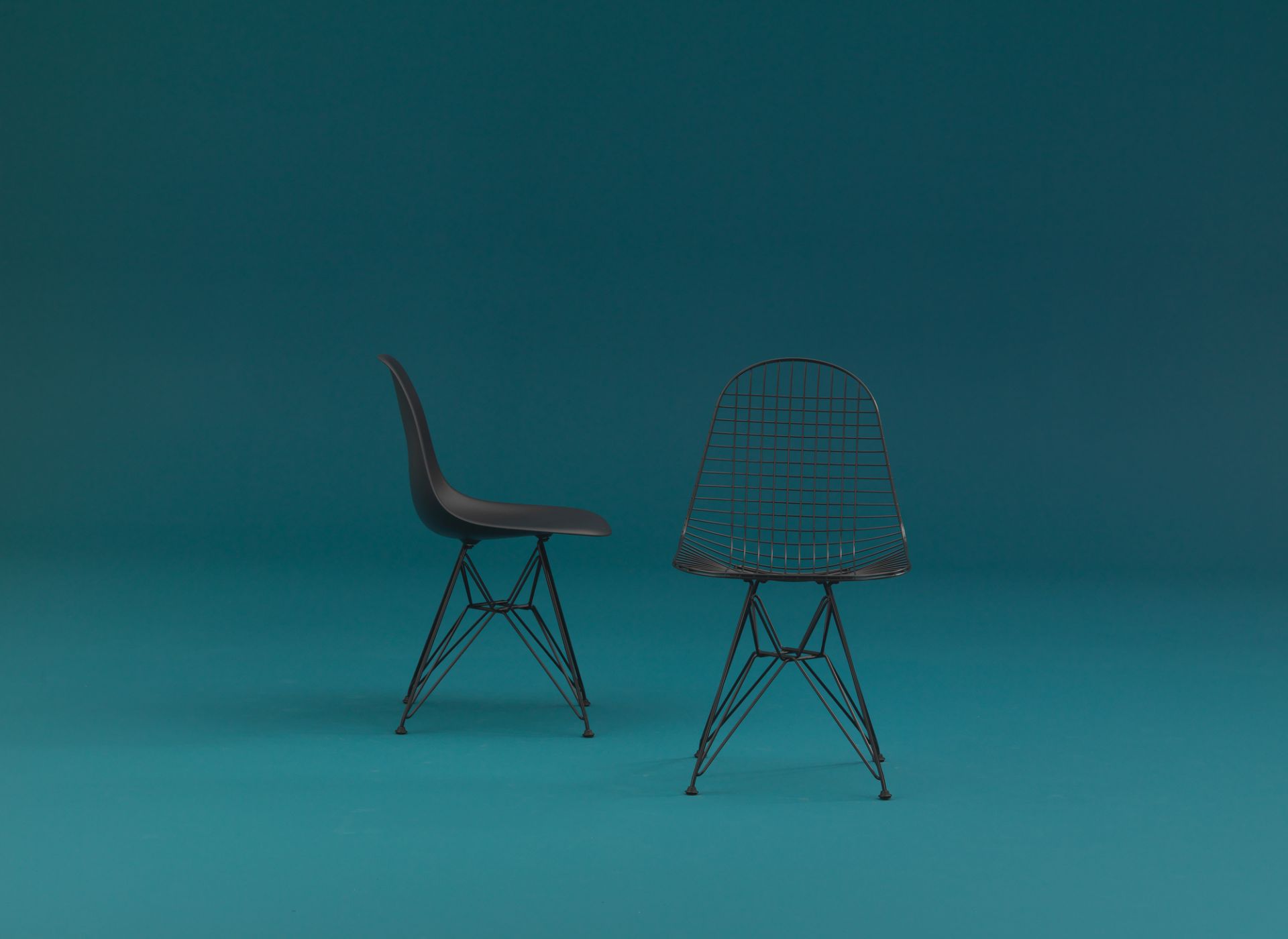 Eames Plastic Side Chair DSR Stuhl Vitra-Classic rot-Basic dark Eames Plastic Side Chair DSR Stuhl Vitra-Classic rot-Basic dark
