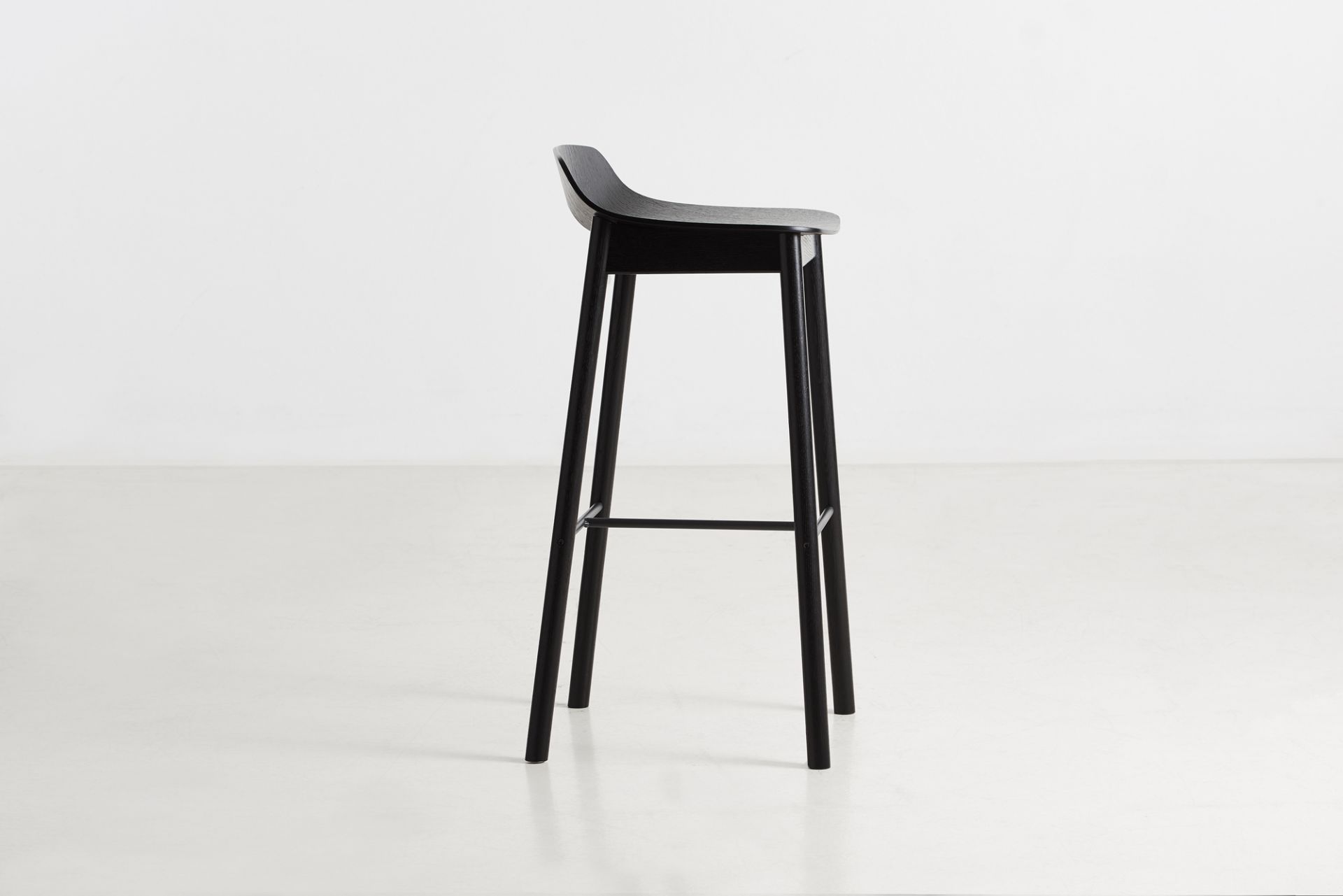 Mono Tabouret de Bar Cendre Laquée Noir Woud