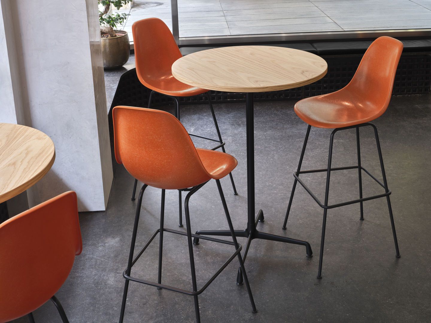 Eames Fiberglass Bar Stool High Tabouret de bar avec coussin d'assise Vitra 